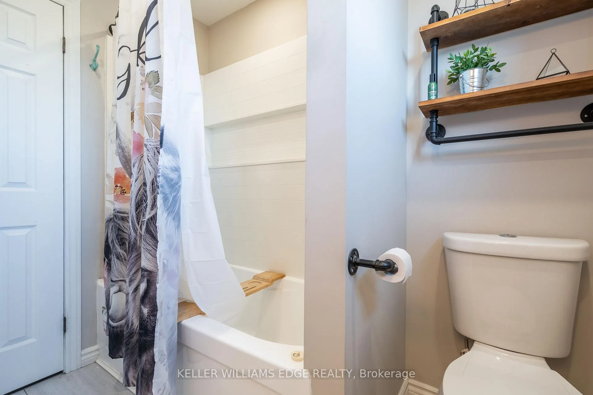 Photo 23 of 2 Bronte Court, Hamilton, Waterdown — HOMEH