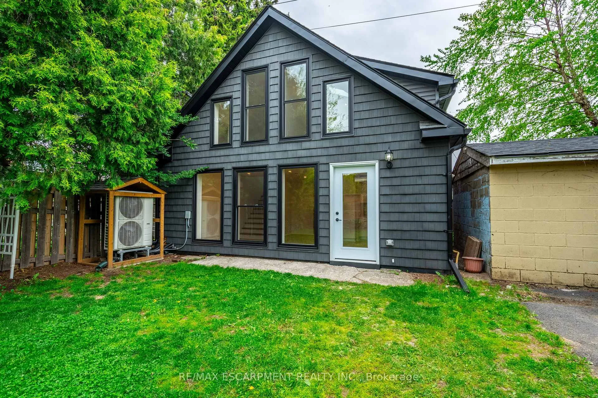 Photo 2 of 52 Barton Street W, Hamilton, Strathcona — HOMEH