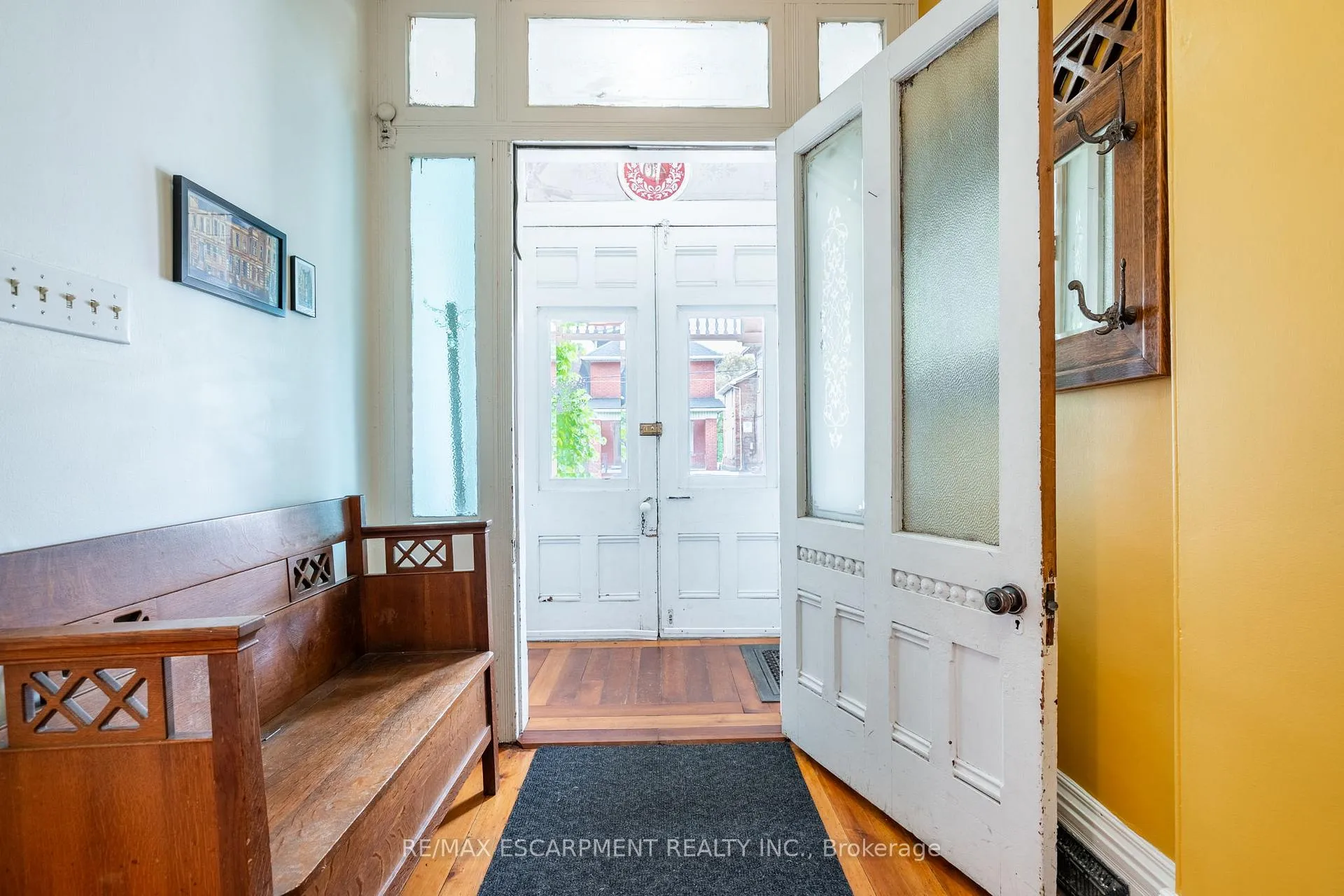 Photo 4 of 52 Barton Street W, Hamilton, Strathcona — HOMEH