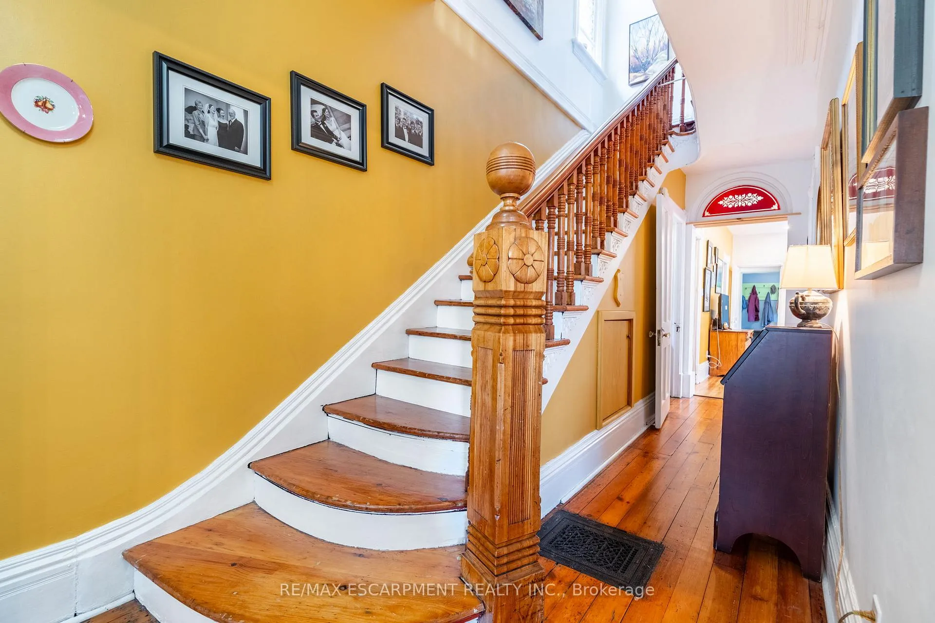Photo 5 of 52 Barton Street W, Hamilton, Strathcona — HOMEH