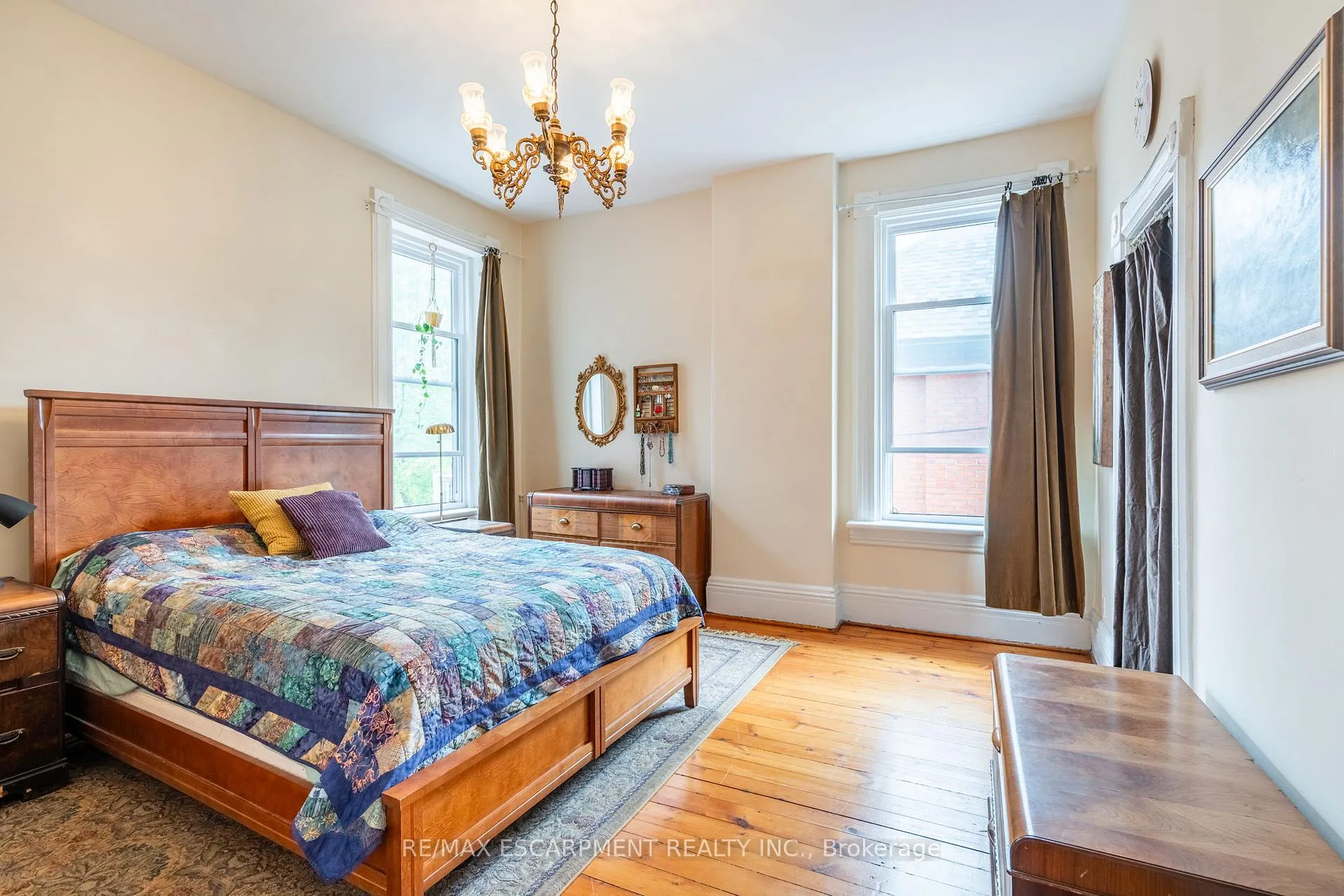 Photo 18 of 52 Barton Street W, Hamilton, Strathcona — HOMEH