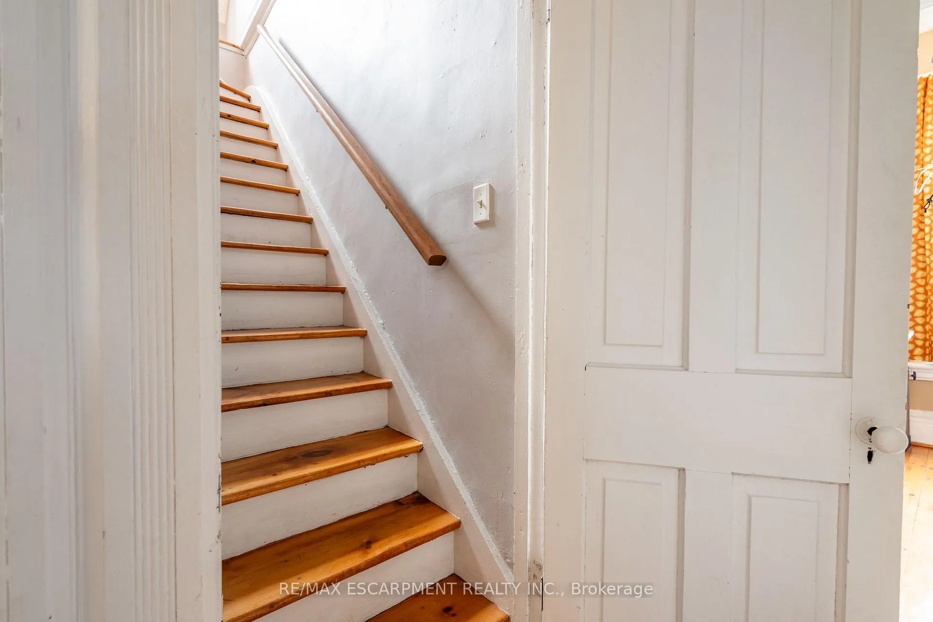 Photo 23 of 52 Barton Street W, Hamilton, Strathcona — HOMEH
