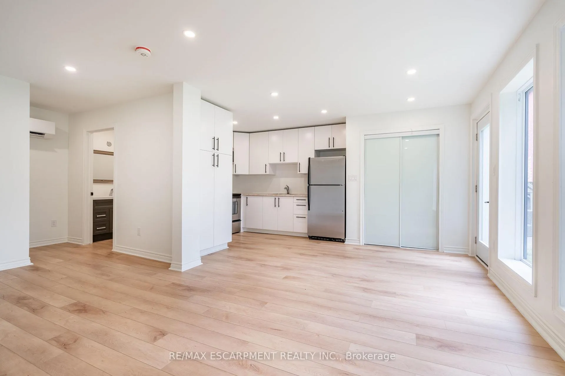 Photo 32 of 52 Barton Street W, Hamilton, Strathcona — HOMEH