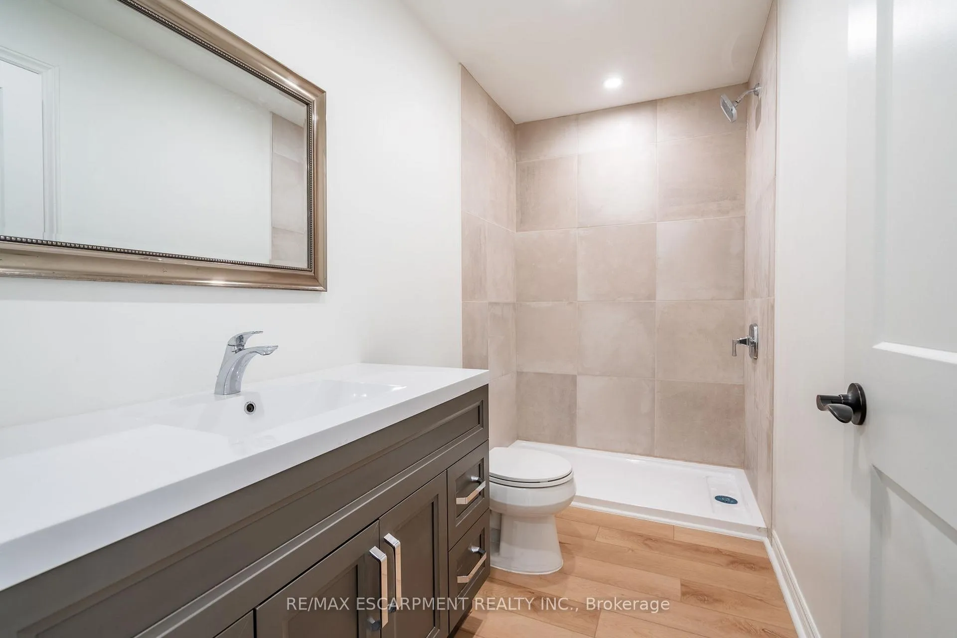 Photo 33 of 52 Barton Street W, Hamilton, Strathcona — HOMEH