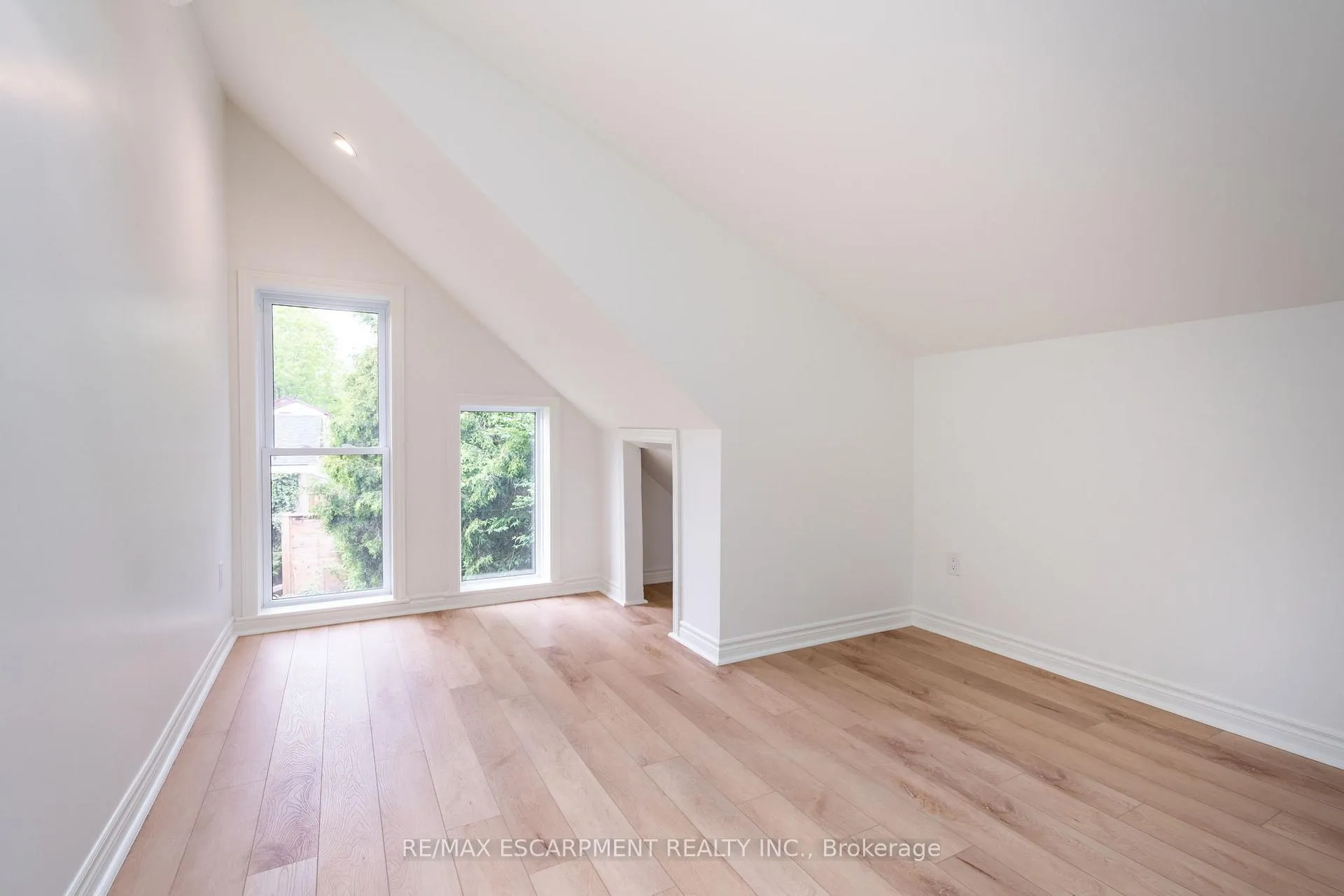 Photo 34 of 52 Barton Street W, Hamilton, Strathcona — HOMEH