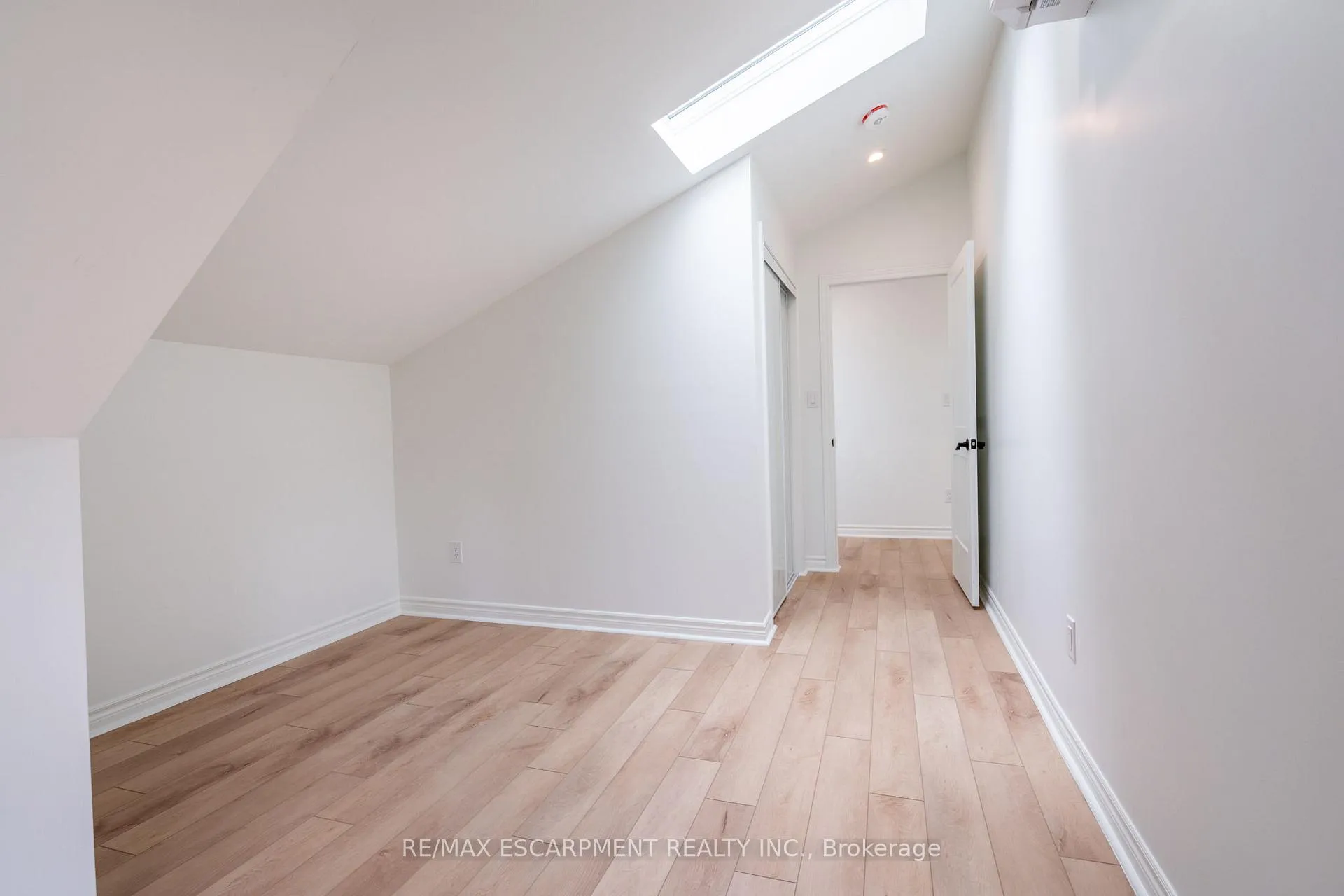 Photo 35 of 52 Barton Street W, Hamilton, Strathcona — HOMEH
