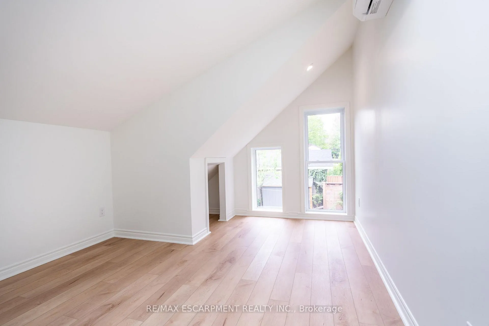 Photo 36 of 52 Barton Street W, Hamilton, Strathcona — HOMEH