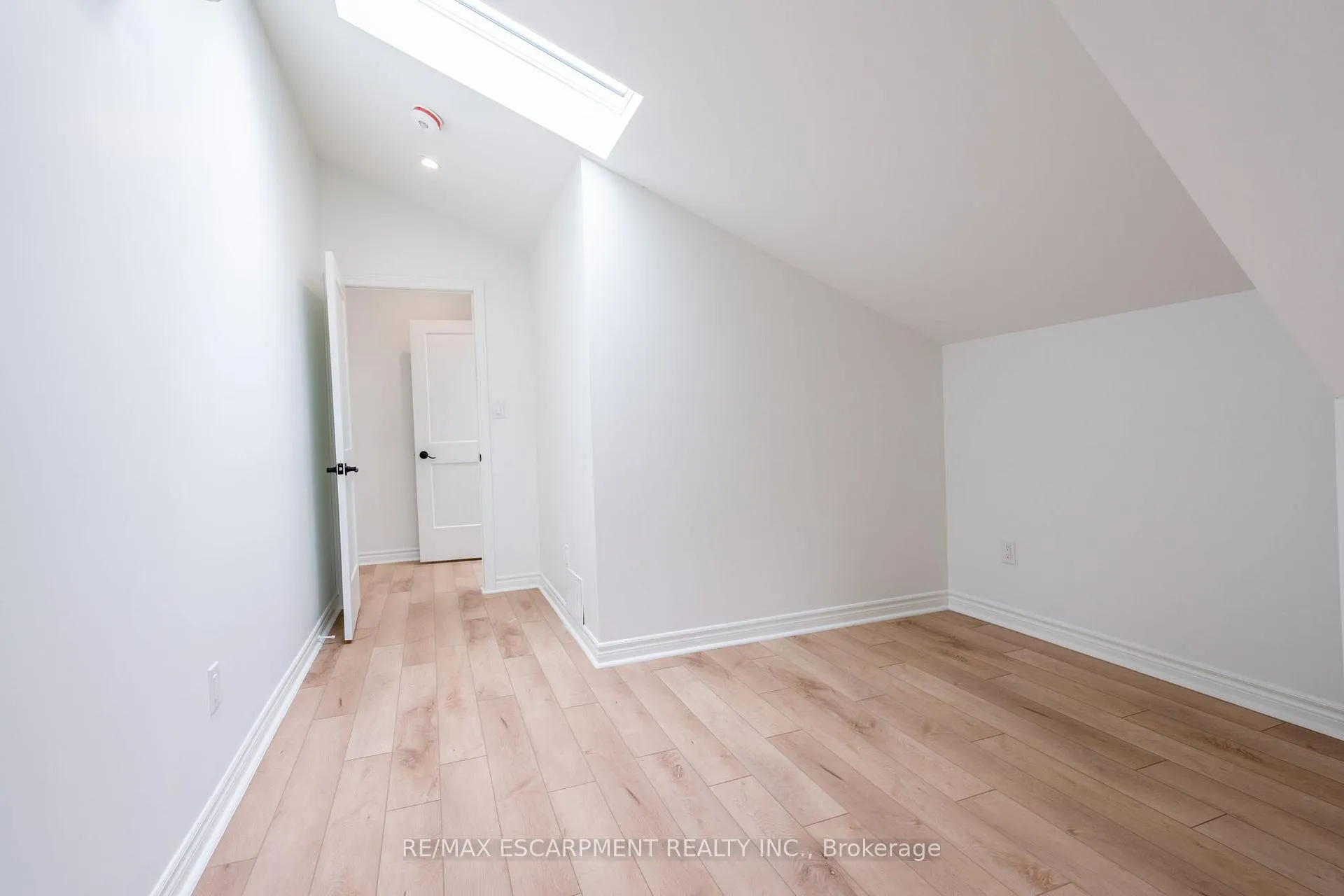 Photo 37 of 52 Barton Street W, Hamilton, Strathcona — HOMEH