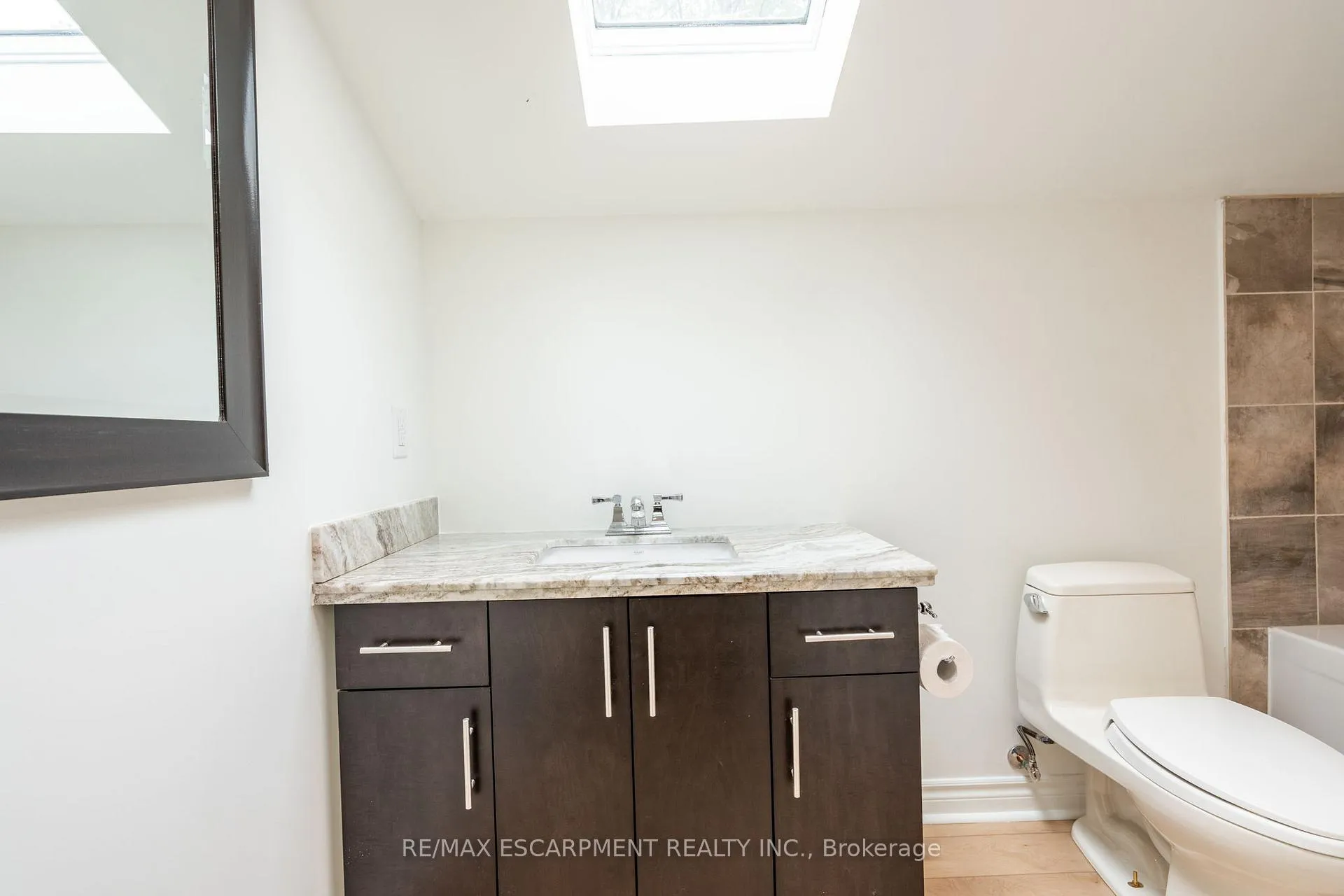 Photo 38 of 52 Barton Street W, Hamilton, Strathcona — HOMEH