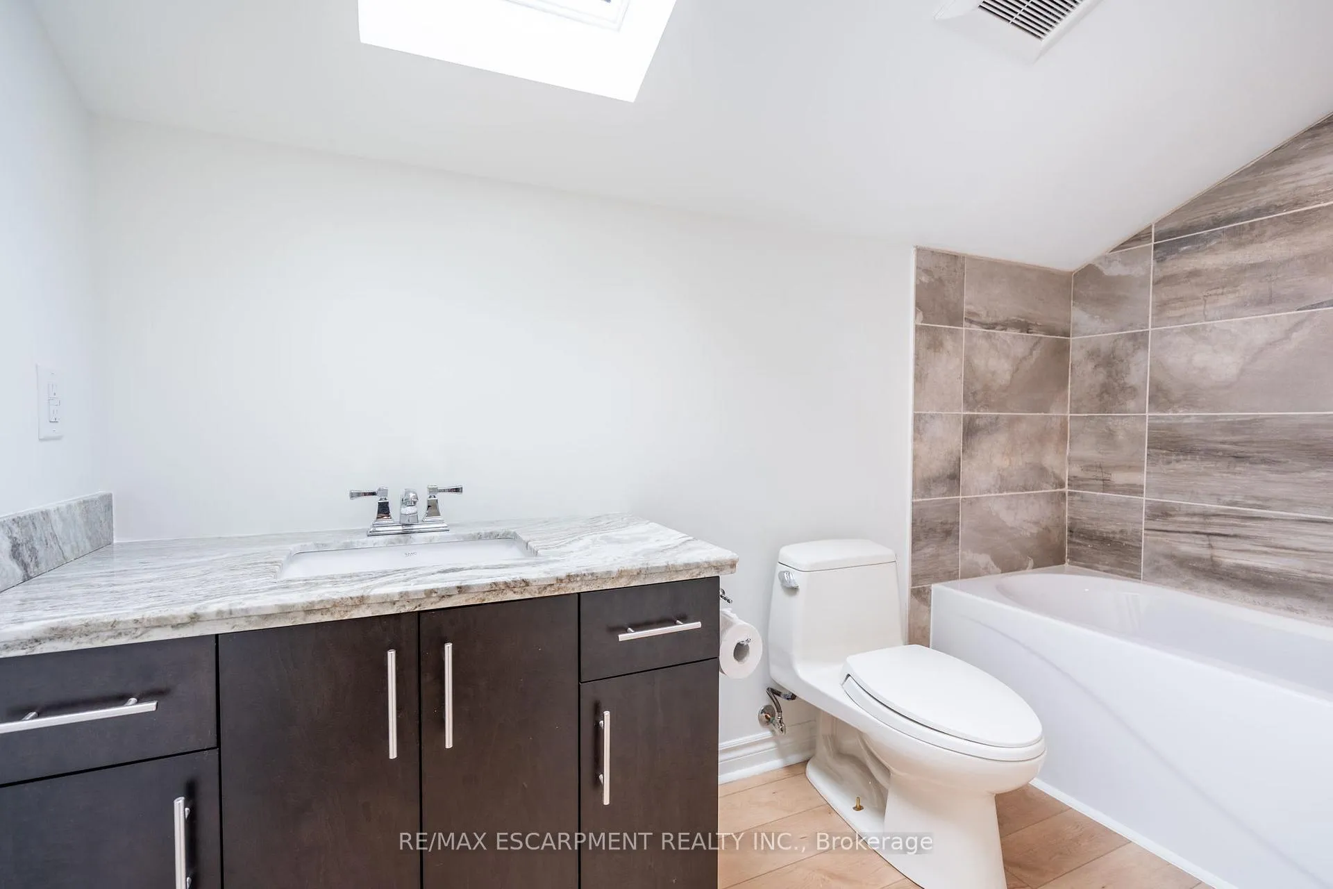 Photo 39 of 52 Barton Street W, Hamilton, Strathcona — HOMEH