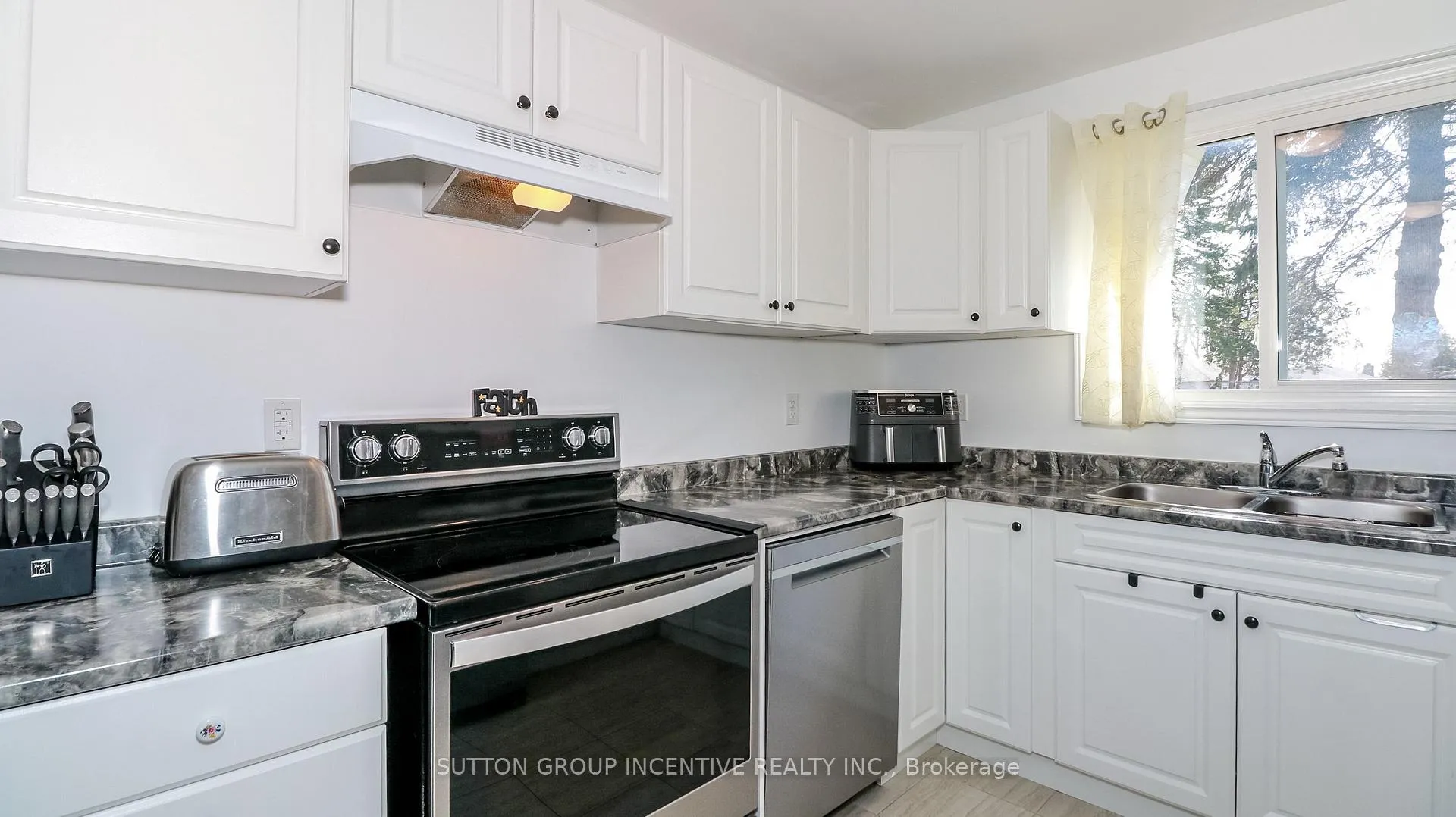 Photo 4 of 220 Letitia Street, Barrie, Letitia Heights — HOMEH