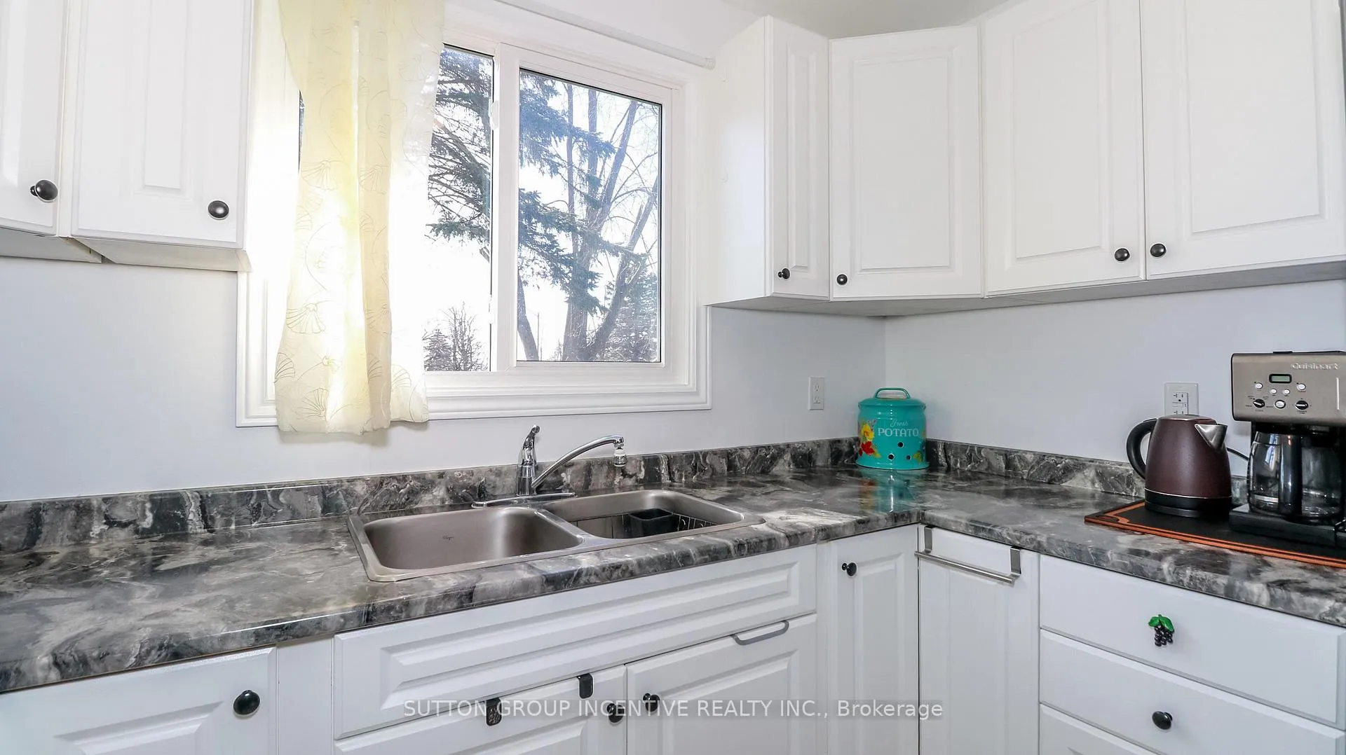 Photo 5 of 220 Letitia Street, Barrie, Letitia Heights — HOMEH