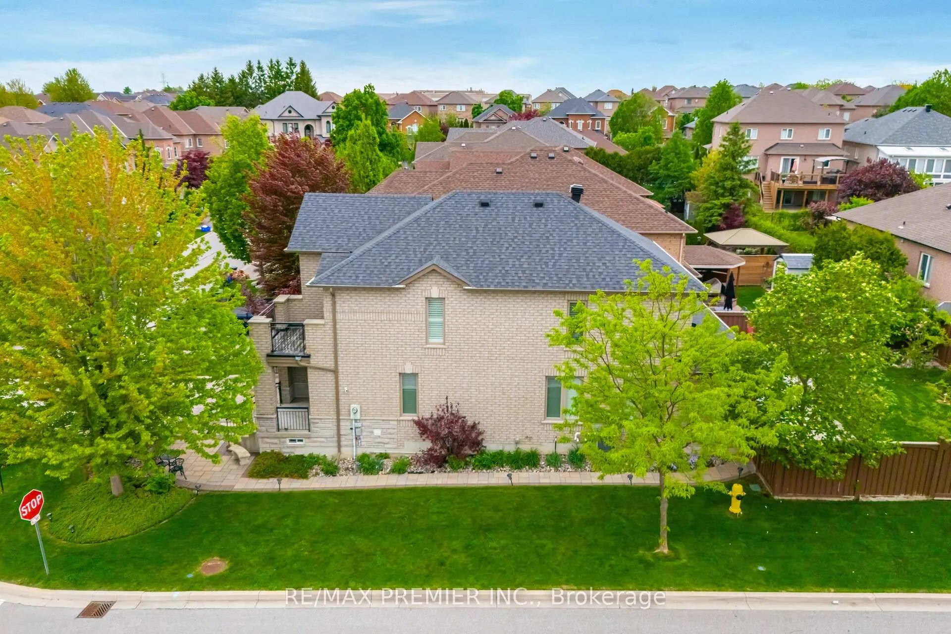 Photo 2 of 1 Crown Crescent, Vaughan, Sonoma Heights — HOMEH