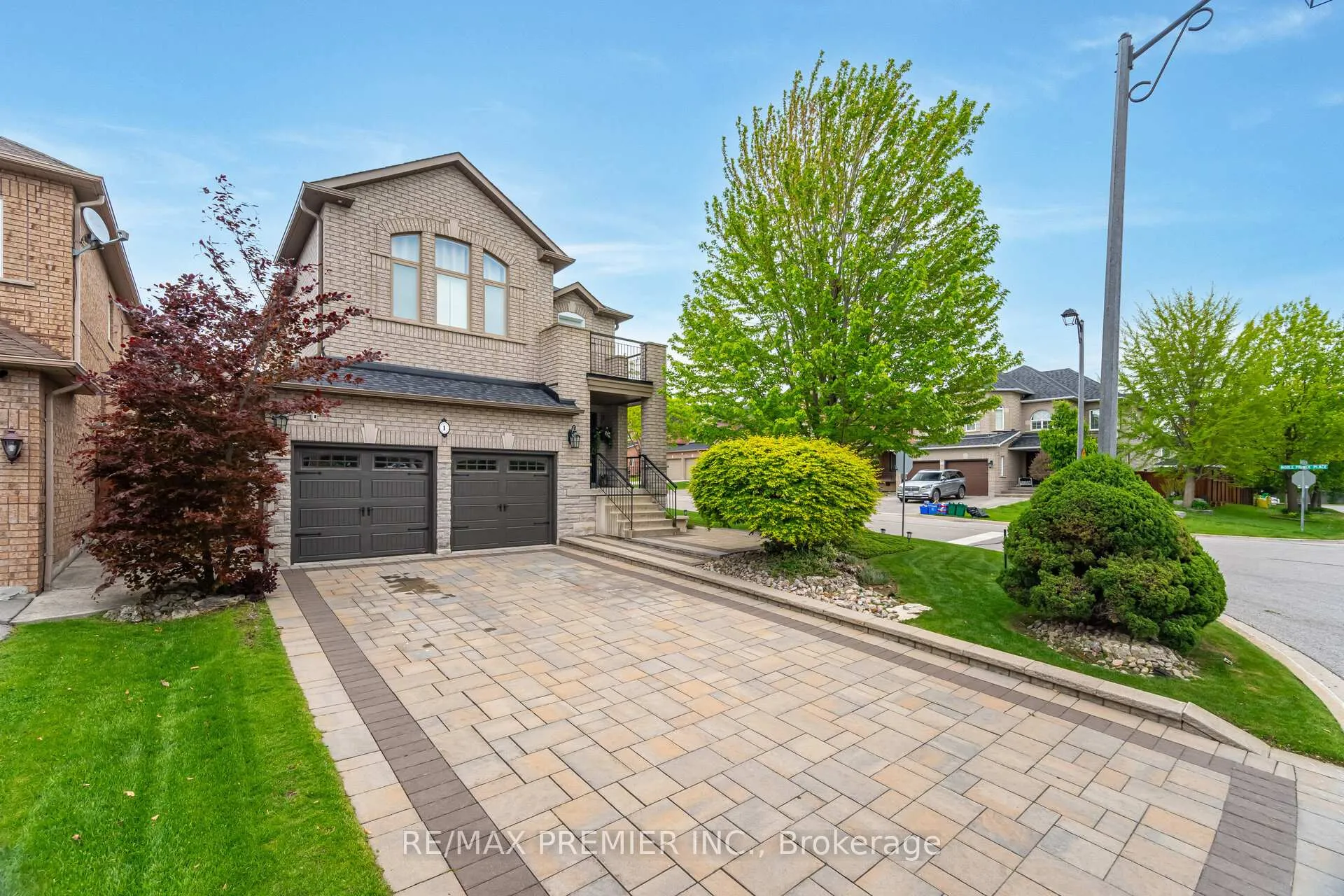 Photo 3 of 1 Crown Crescent, Vaughan, Sonoma Heights — HOMEH