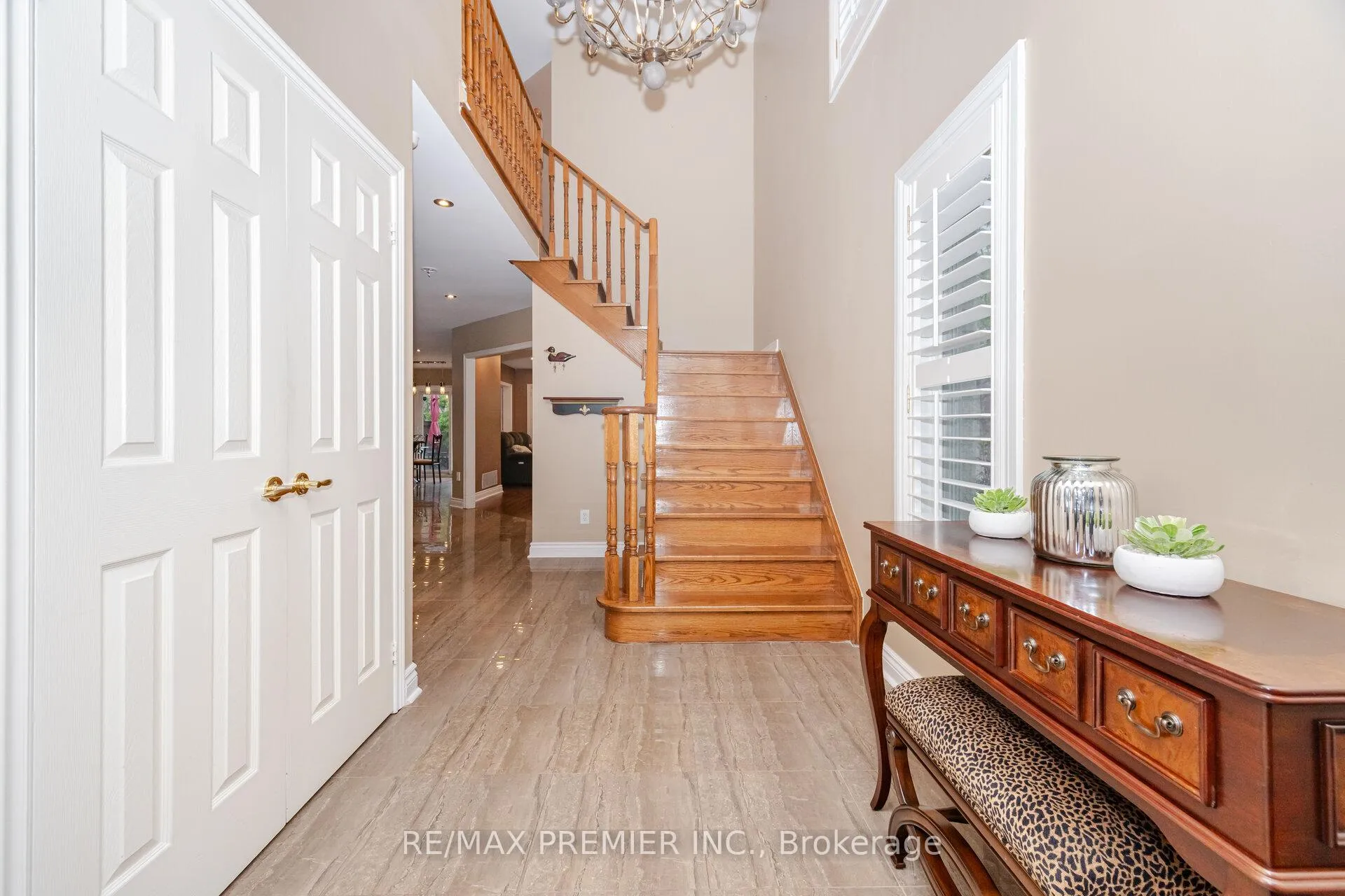 Photo 8 of 1 Crown Crescent, Vaughan, Sonoma Heights — HOMEH