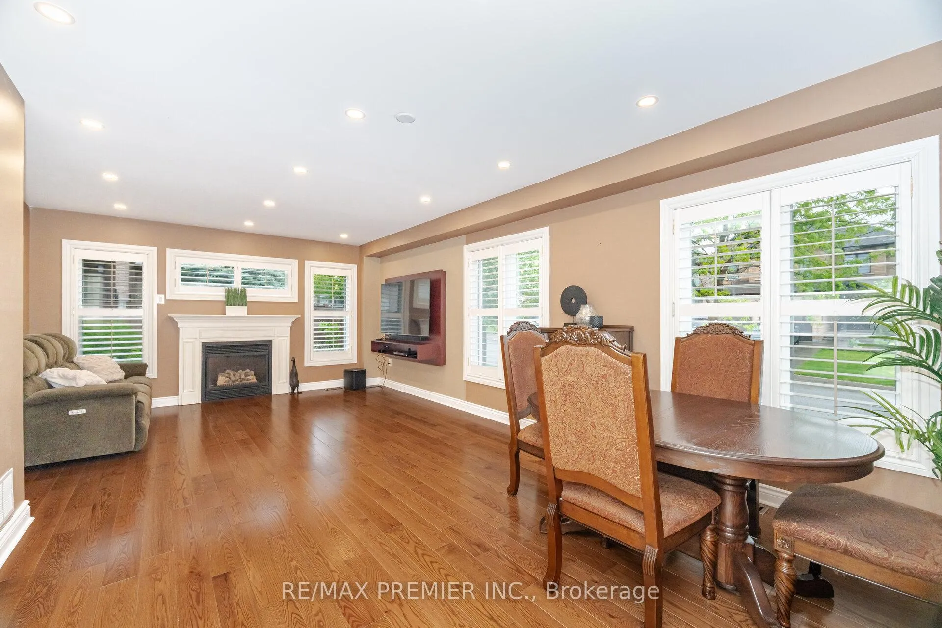 Photo 10 of 1 Crown Crescent, Vaughan, Sonoma Heights — HOMEH