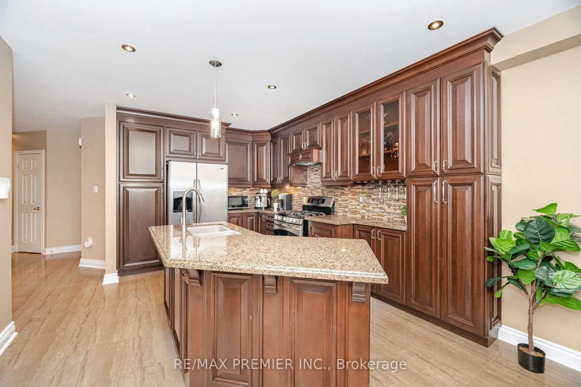 Photo 13 of 1 Crown Crescent, Vaughan, Sonoma Heights — HOMEH