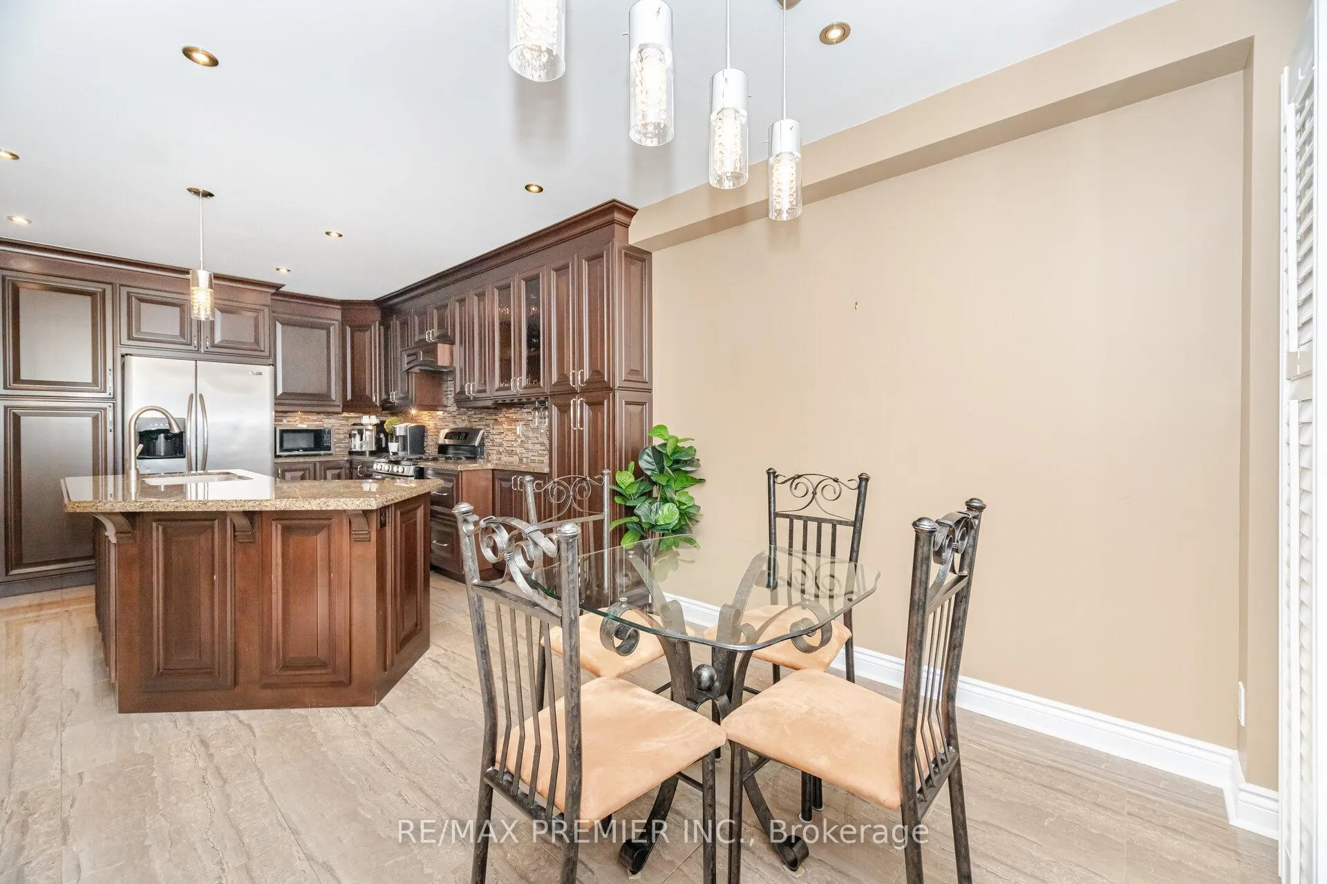 Photo 15 of 1 Crown Crescent, Vaughan, Sonoma Heights — HOMEH