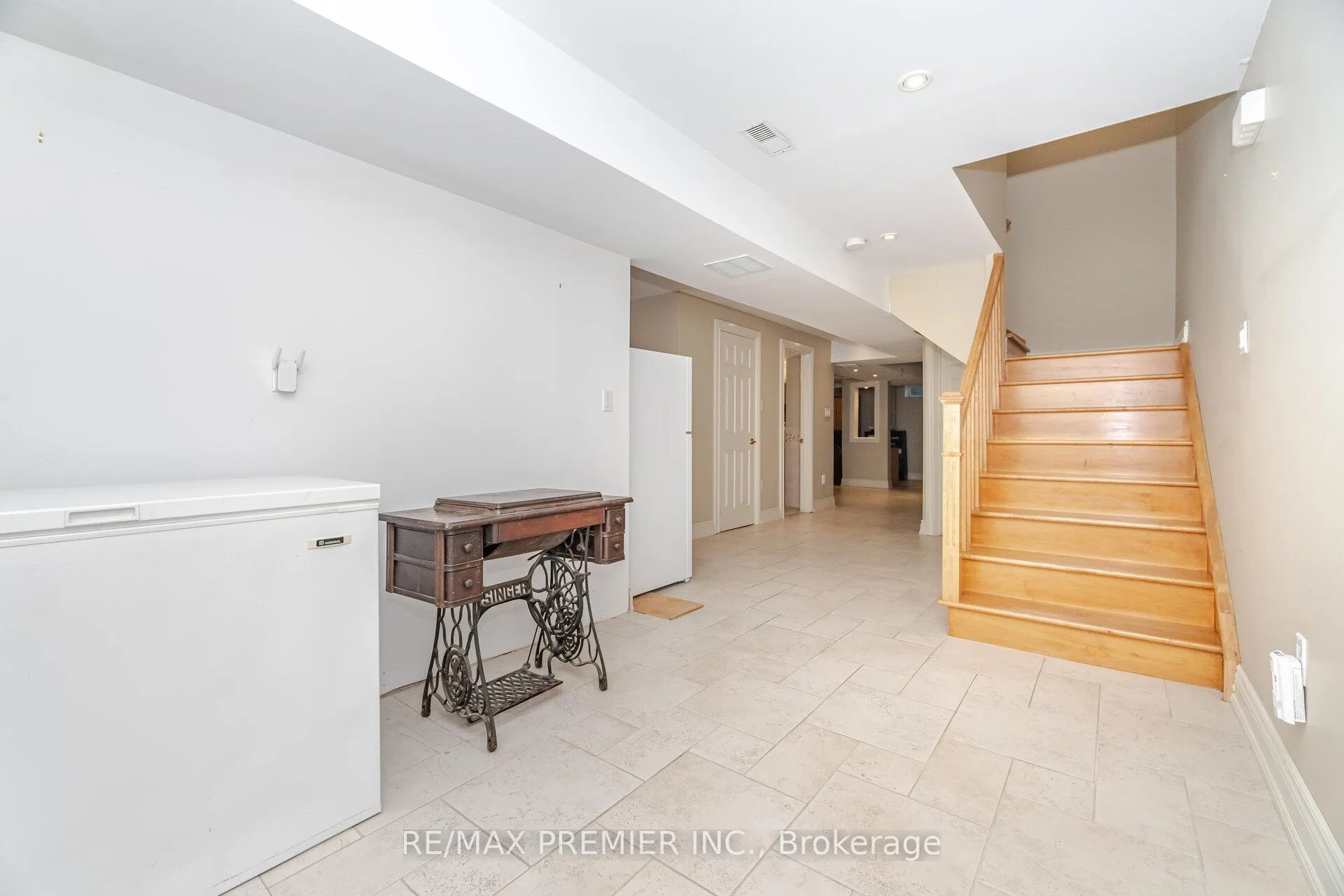 Photo 31 of 1 Crown Crescent, Vaughan, Sonoma Heights — HOMEH