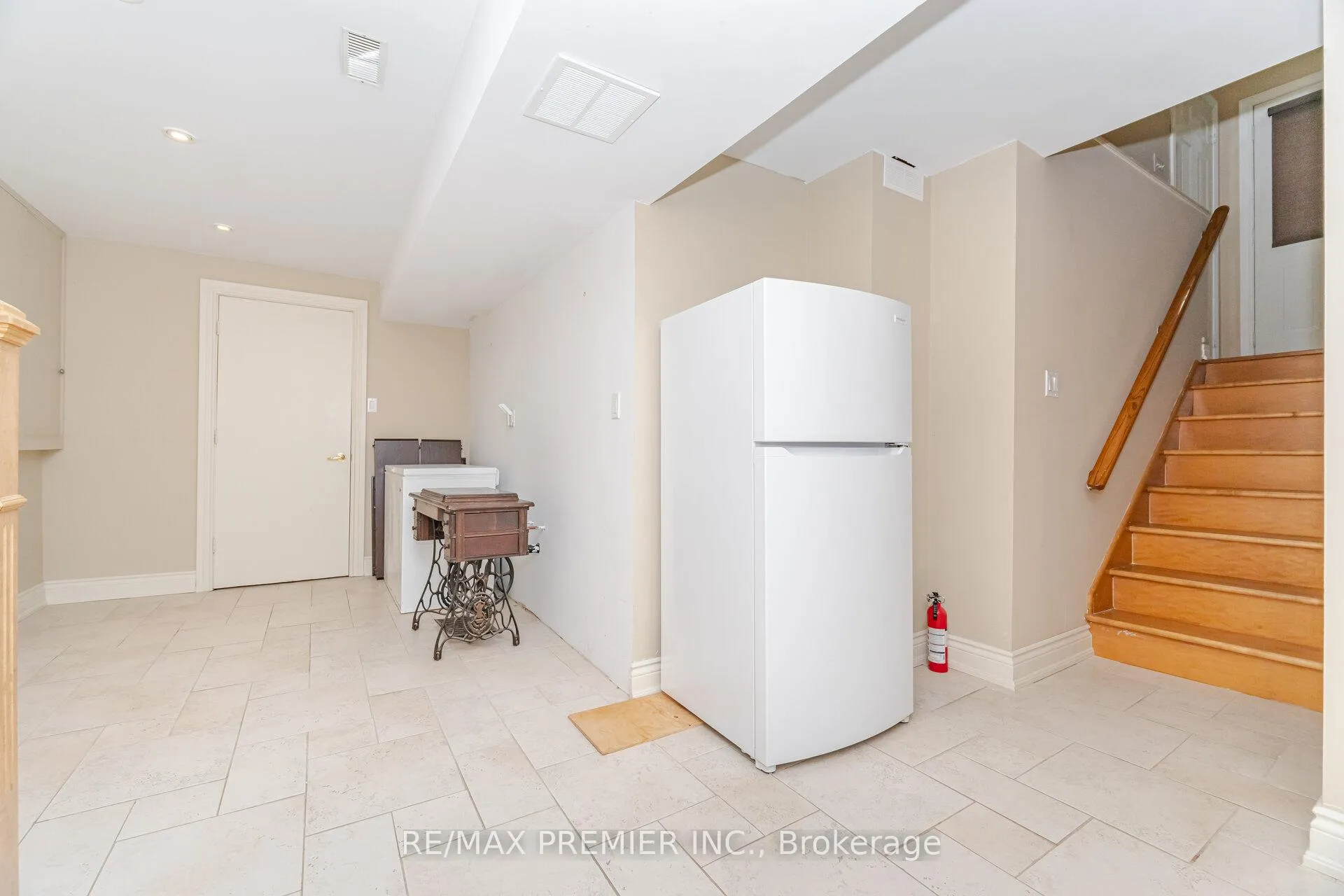 Photo 32 of 1 Crown Crescent, Vaughan, Sonoma Heights — HOMEH