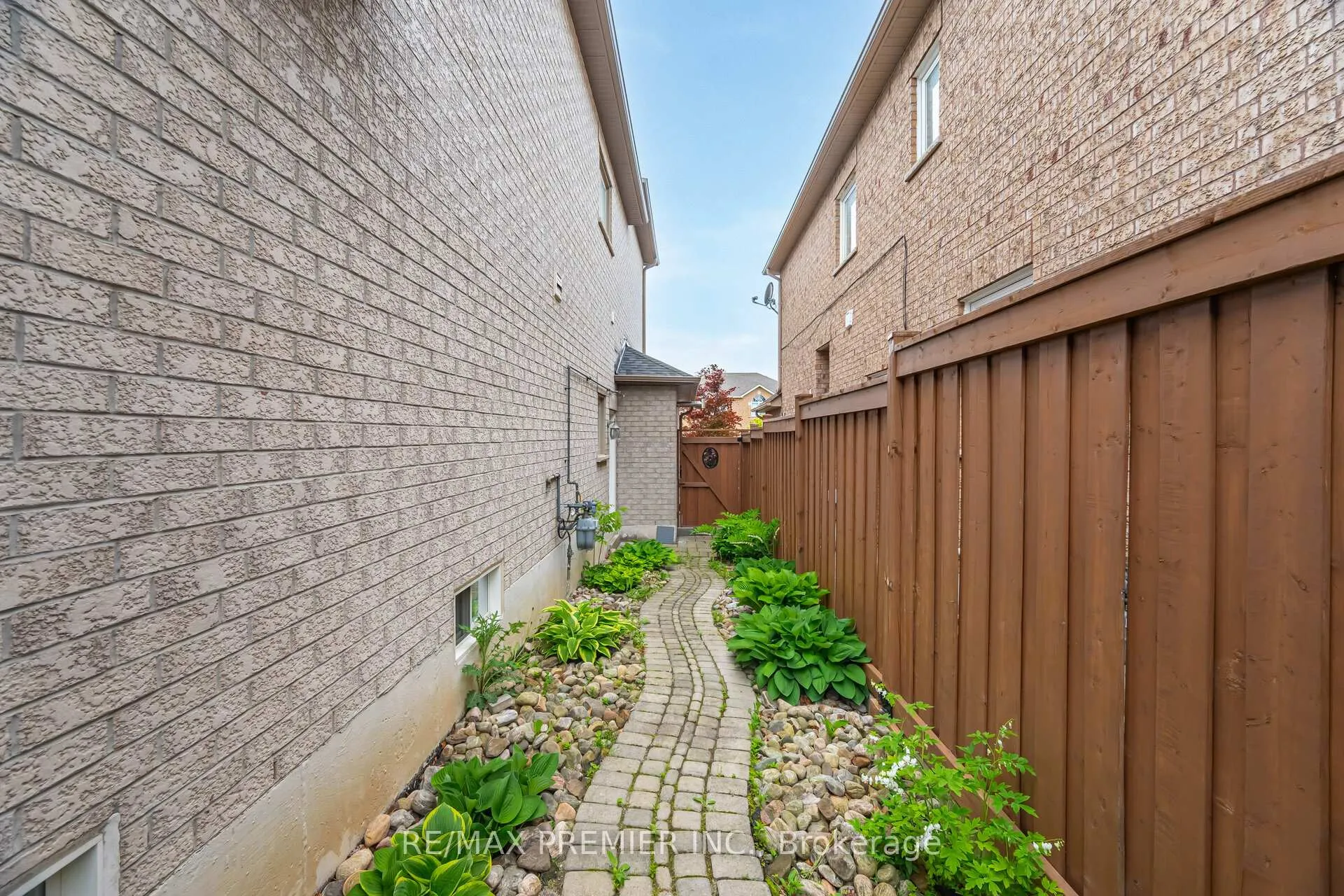Photo 37 of 1 Crown Crescent, Vaughan, Sonoma Heights — HOMEH