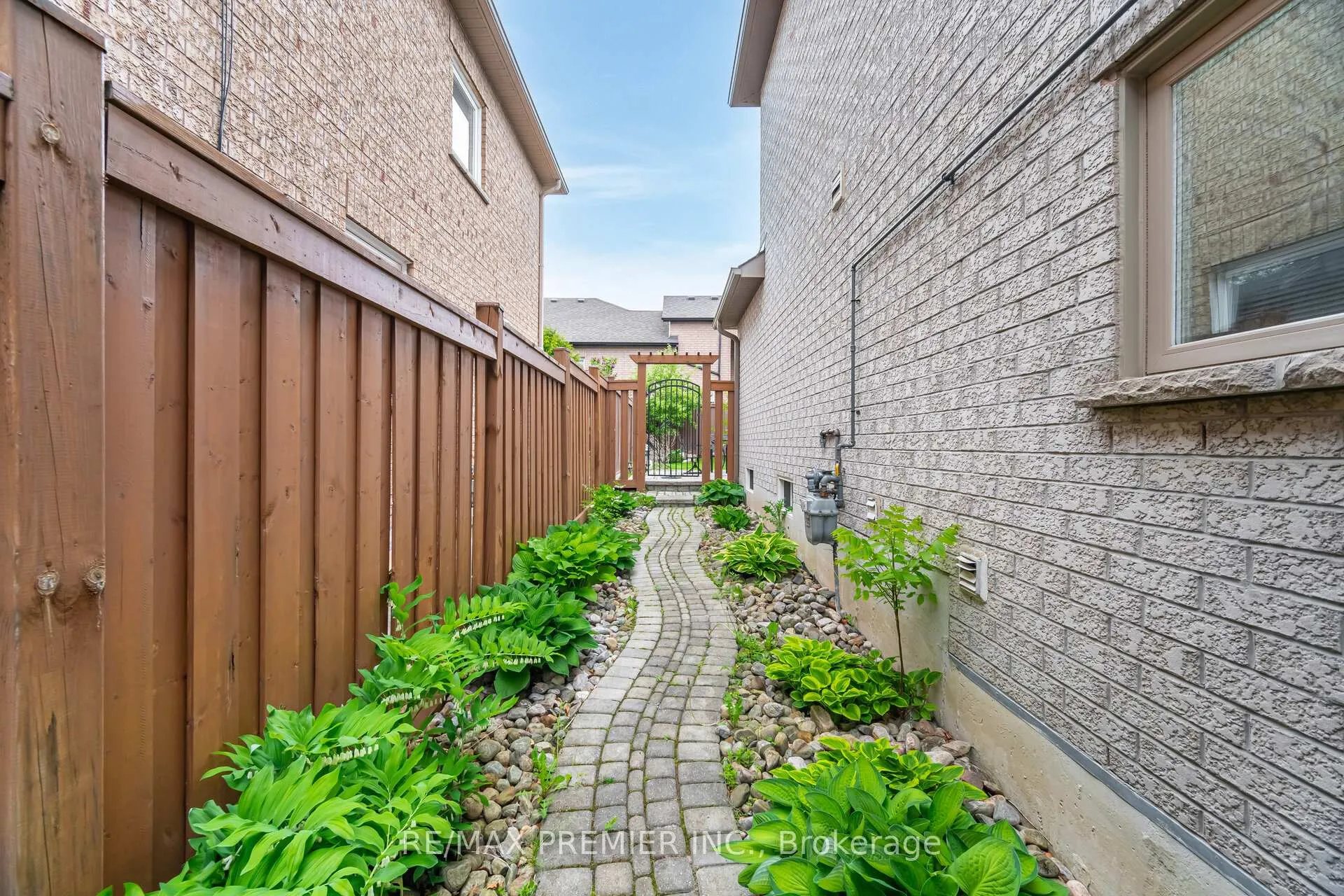 Photo 39 of 1 Crown Crescent, Vaughan, Sonoma Heights — HOMEH