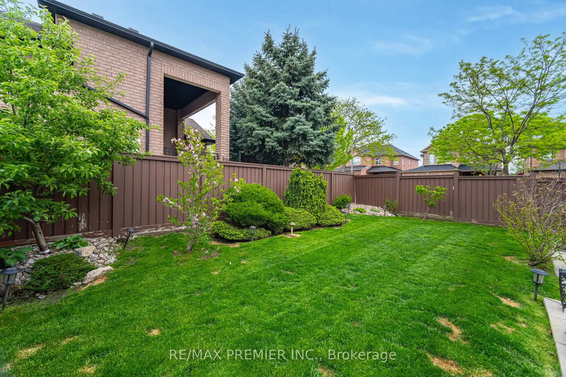 Photo 45 of 1 Crown Crescent, Vaughan, Sonoma Heights — HOMEH