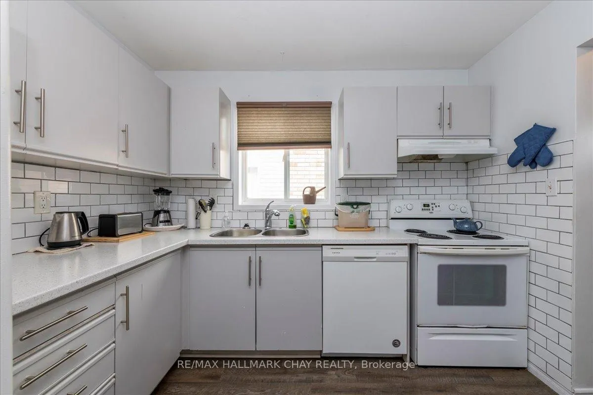 Photo 3 of 38 Garibaldi Drive, Barrie, Holly — HOMEH