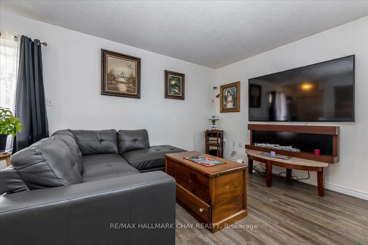 Photo 5 of 38 Garibaldi Drive, Barrie, Holly — HOMEH