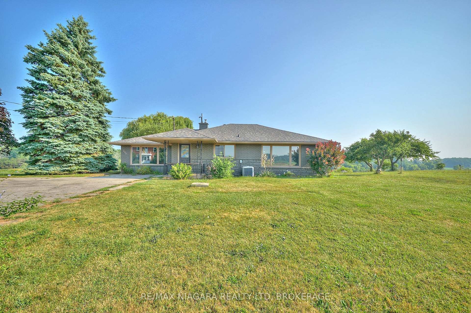 Photo 1 of 298 Ridge Road W, Grimsby, Grimsby Escarpment — HOMEH