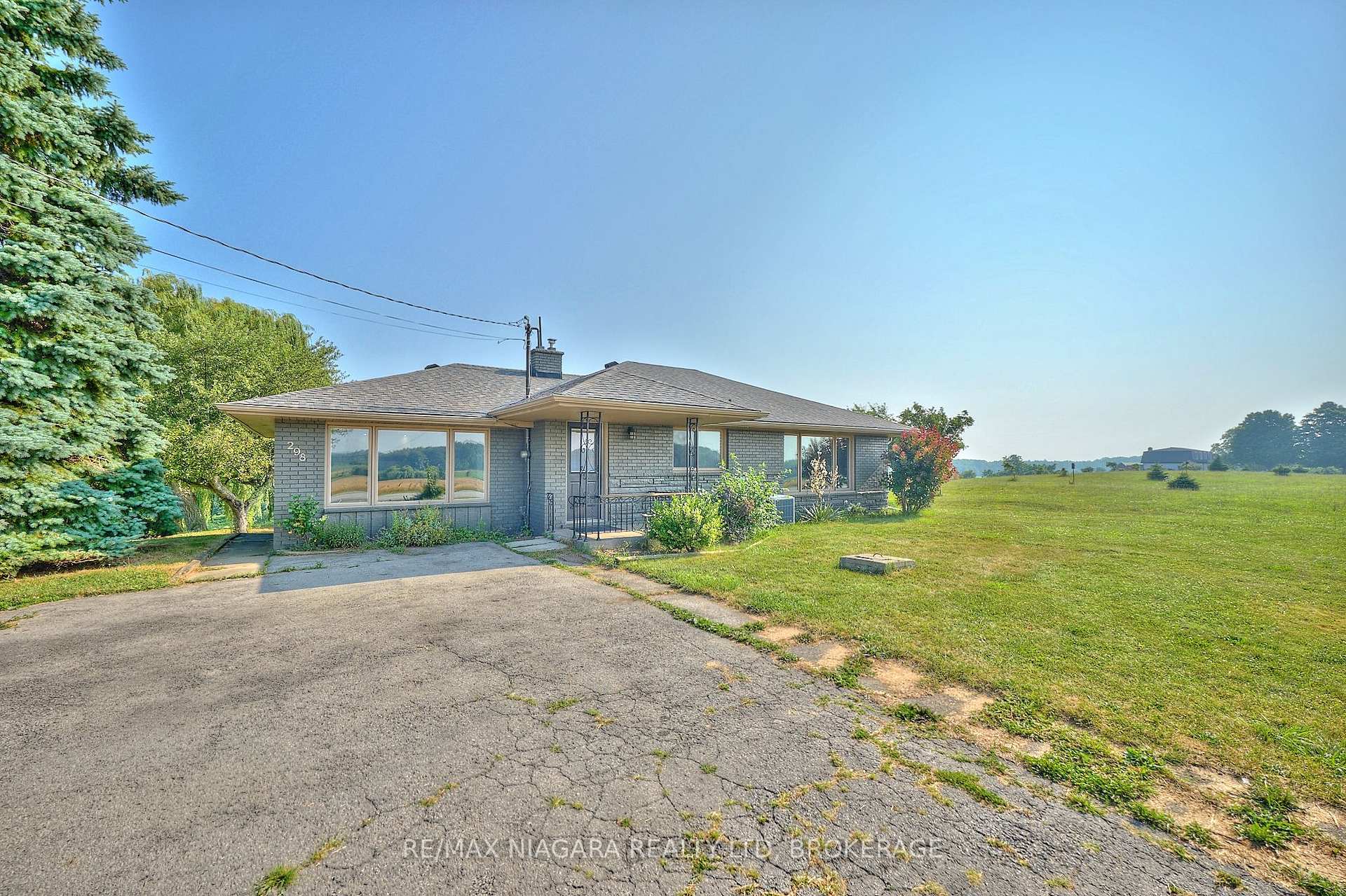 Photo 2 of 298 Ridge Road W, Grimsby, Grimsby Escarpment — HOMEH