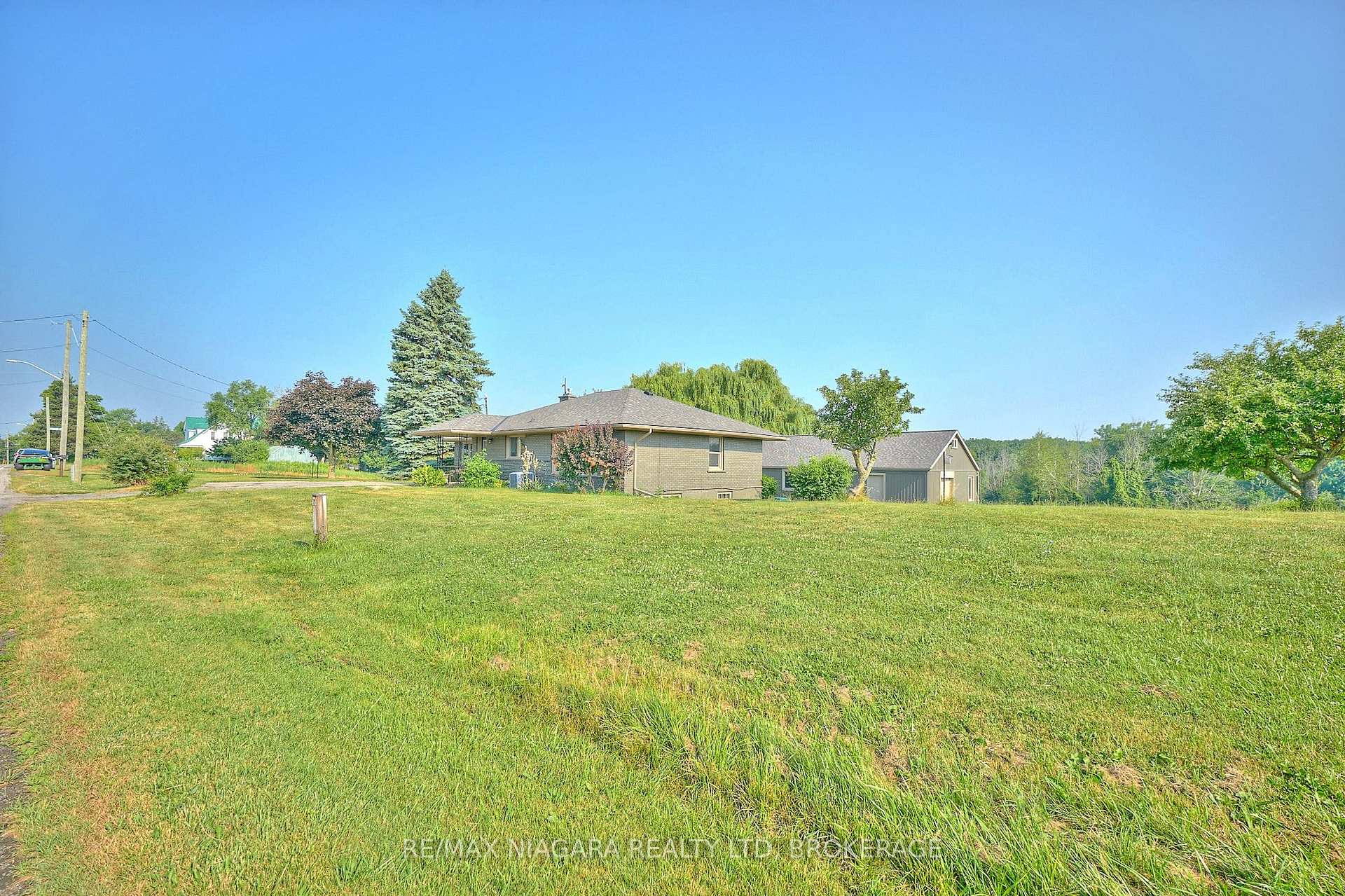 Photo 3 of 298 Ridge Road W, Grimsby, Grimsby Escarpment — HOMEH