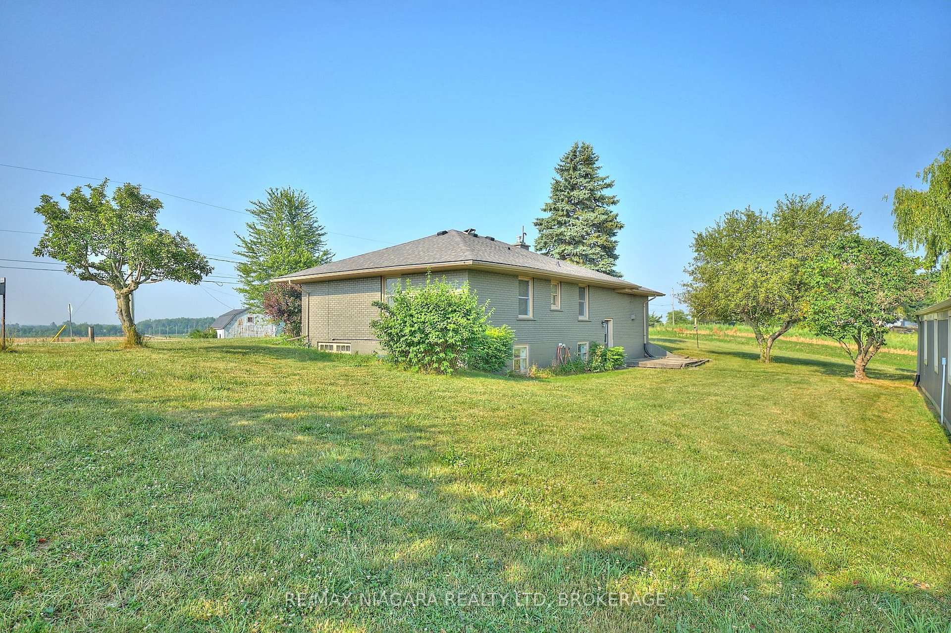 Photo 5 of 298 Ridge Road W, Grimsby, Grimsby Escarpment — HOMEH