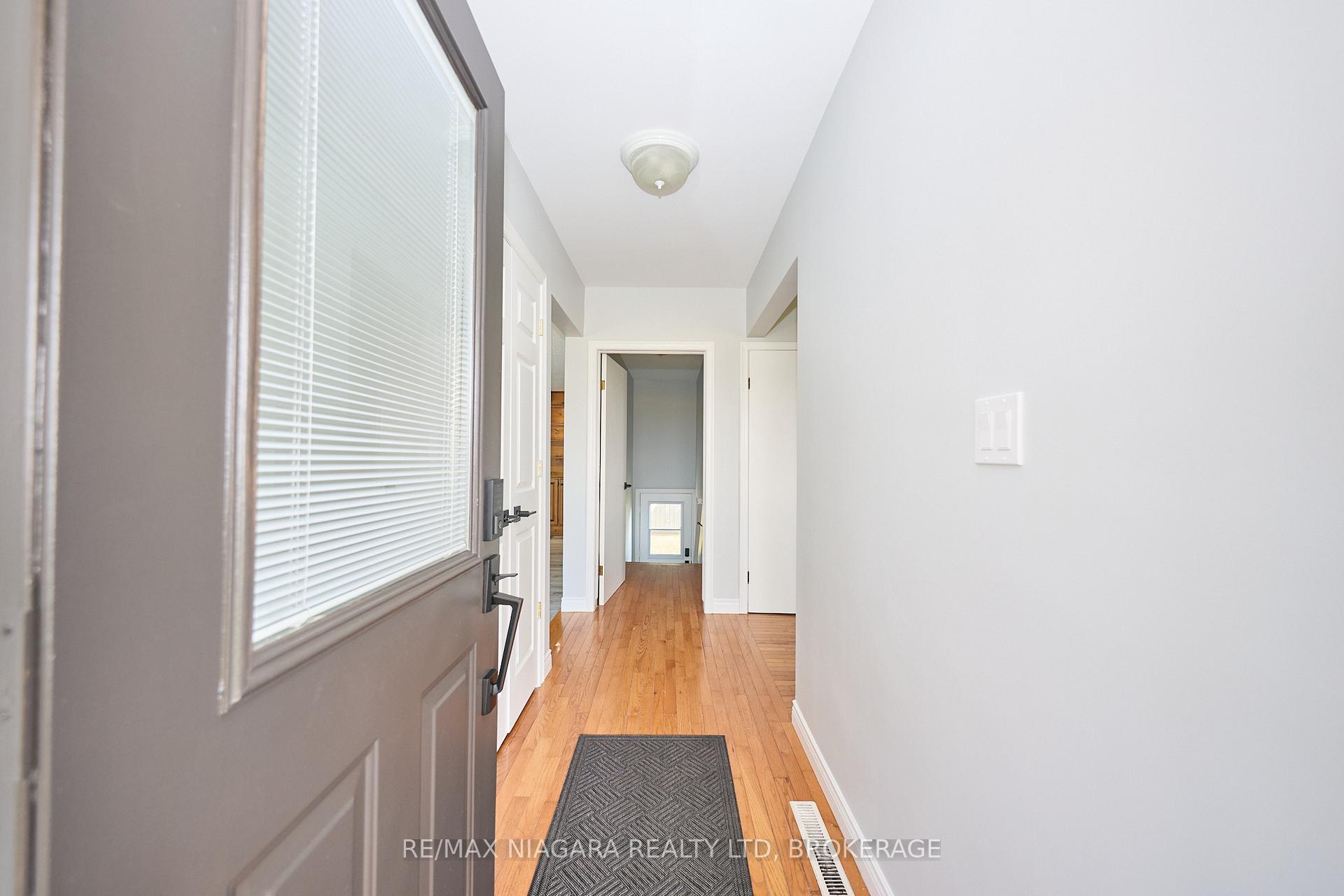 Photo 6 of 298 Ridge Road W, Grimsby, Grimsby Escarpment — HOMEH
