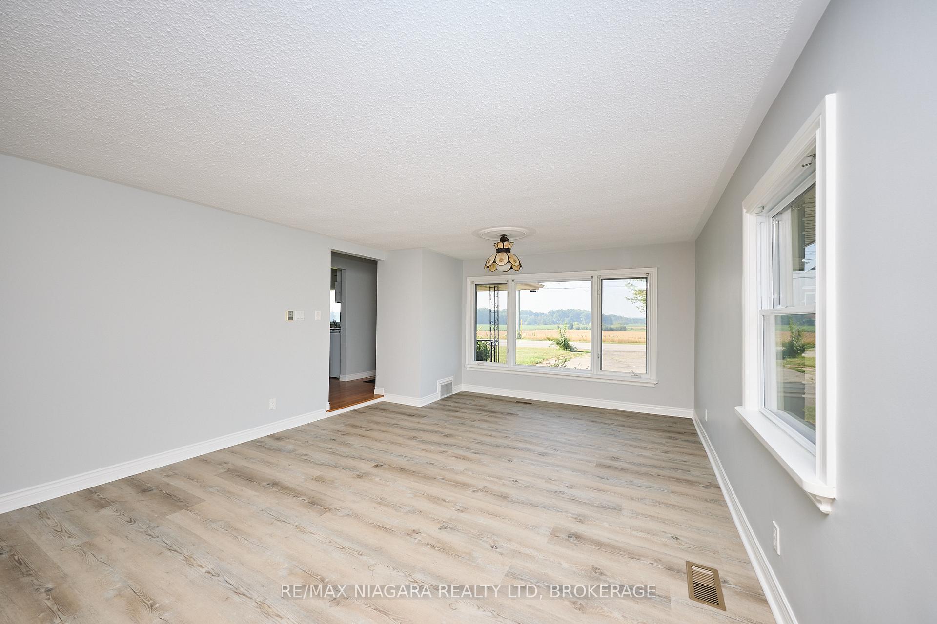 Photo 8 of 298 Ridge Road W, Grimsby, Grimsby Escarpment — HOMEH