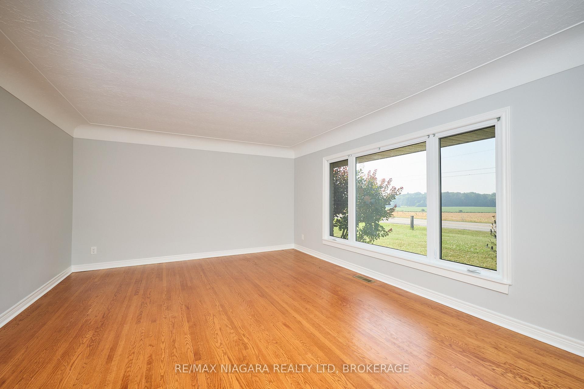 Photo 10 of 298 Ridge Road W, Grimsby, Grimsby Escarpment — HOMEH
