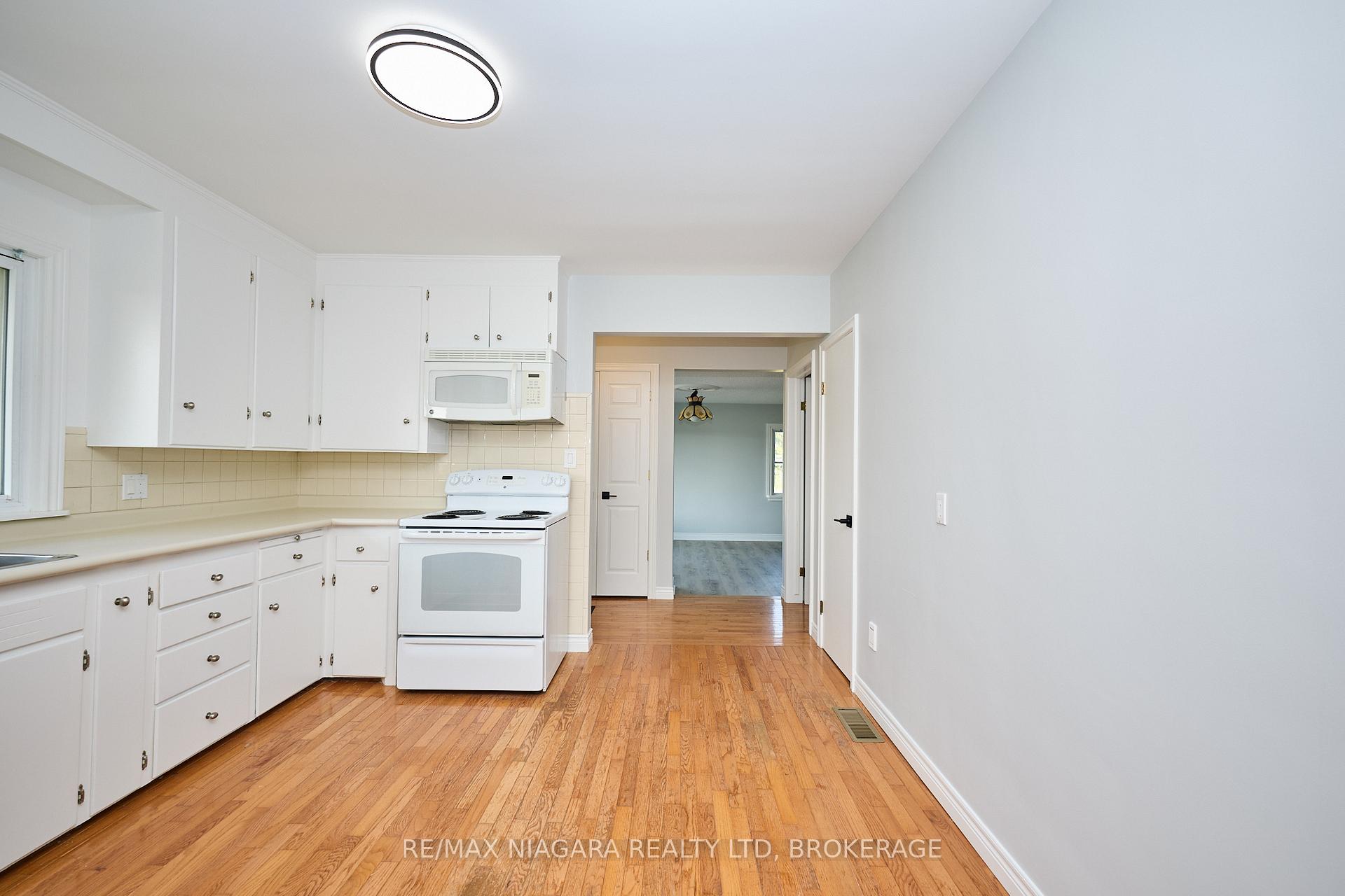 Photo 12 of 298 Ridge Road W, Grimsby, Grimsby Escarpment — HOMEH