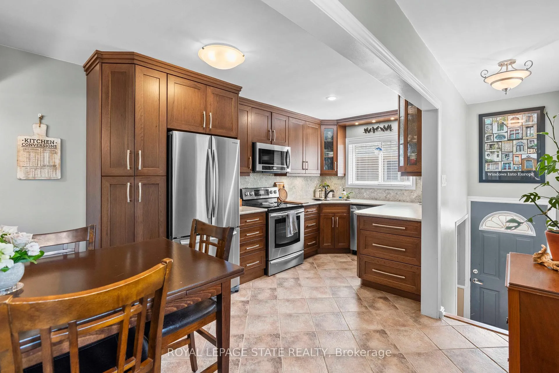 Photo 5 of 11 Barnett Court, Hamilton, Huntington — HOMEH