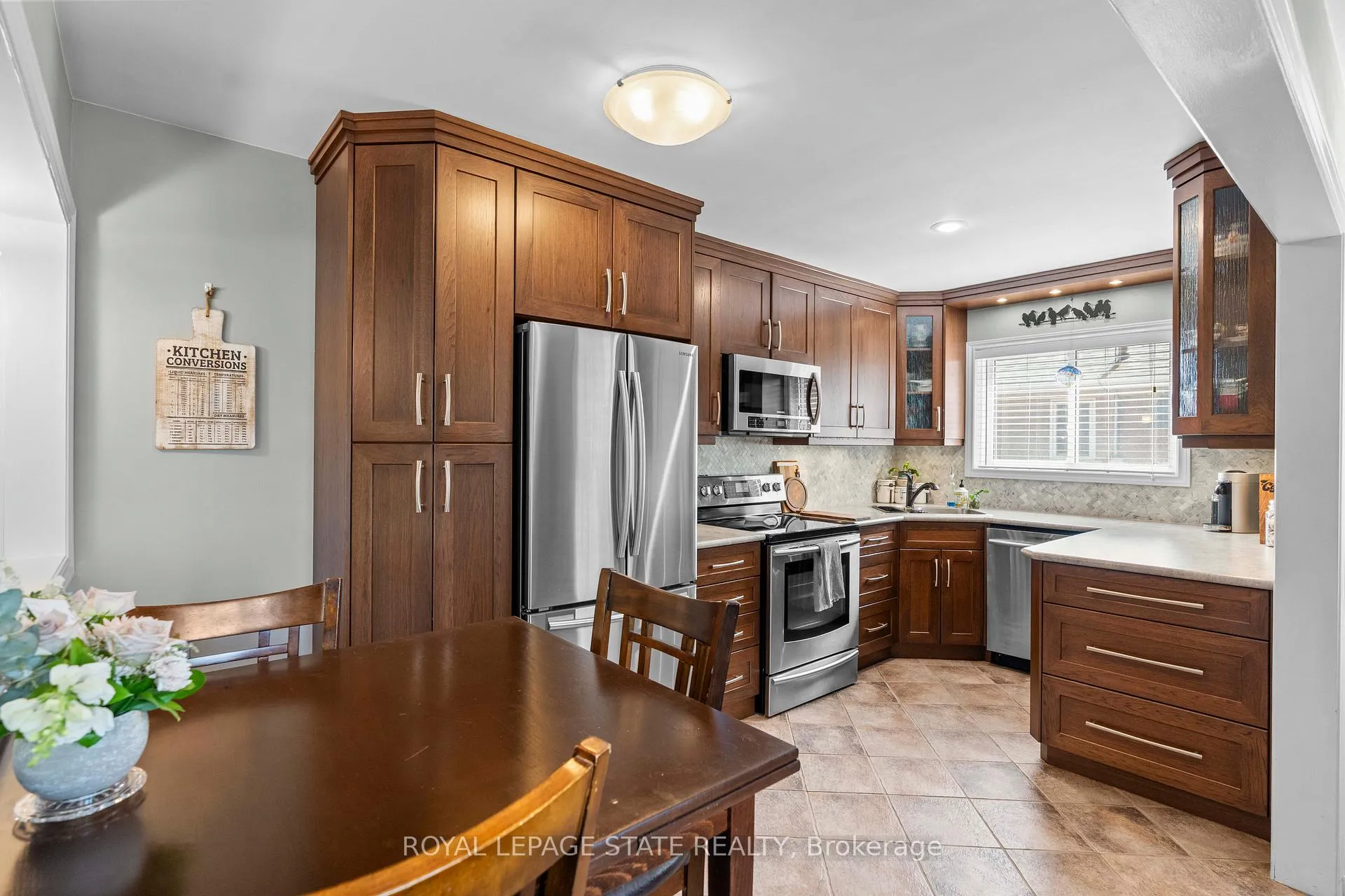 Photo 6 of 11 Barnett Court, Hamilton, Huntington — HOMEH