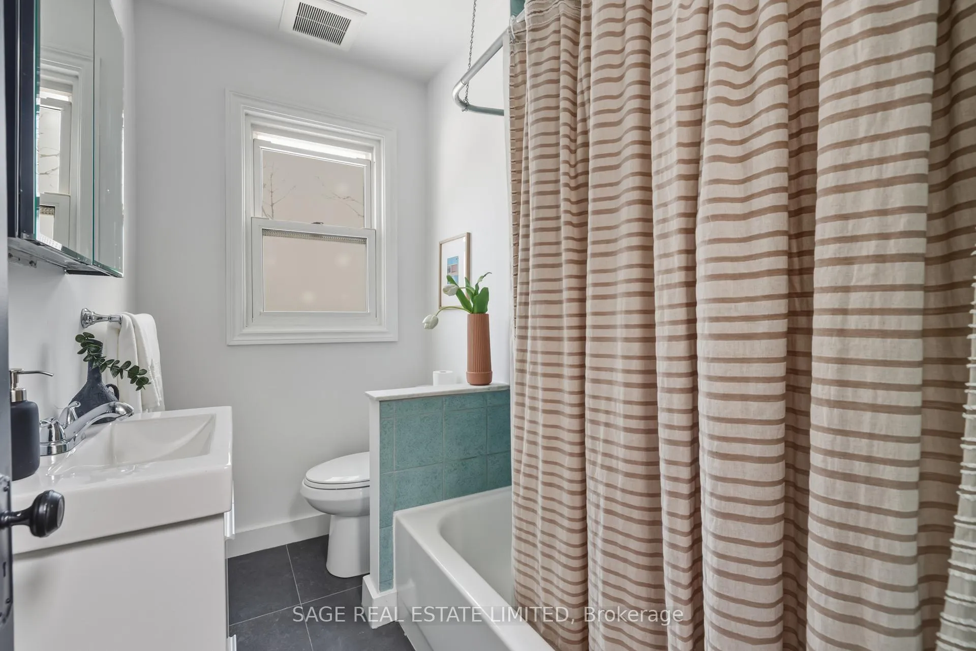 Photo 24 of 193 Gainsborough Road, Toronto, Woodbine Corridor — HOMEH