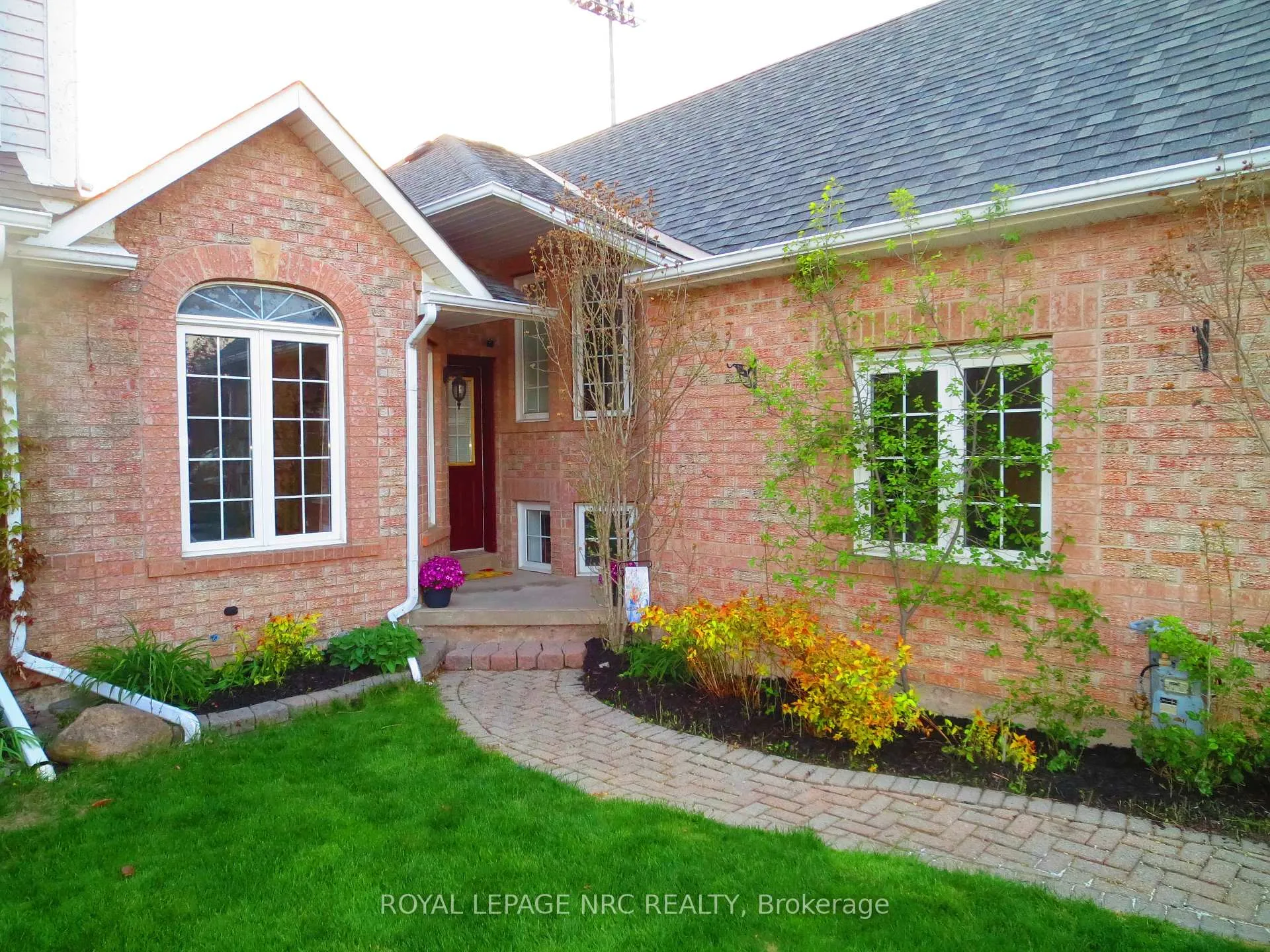 Photo 2 of 175 St.lawrence Drive W, Welland, N. Welland — HOMEH