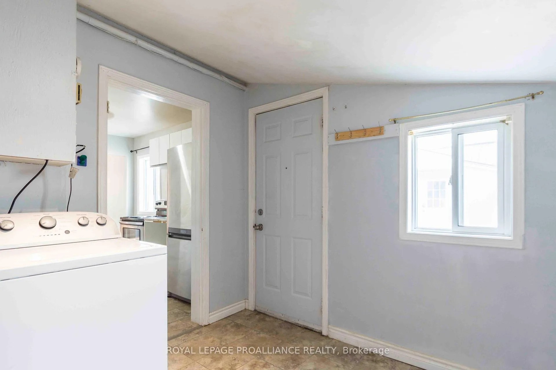 Photo 15 of 24 Weeks Avenue, Quinte West, Trenton Ward — HOMEH