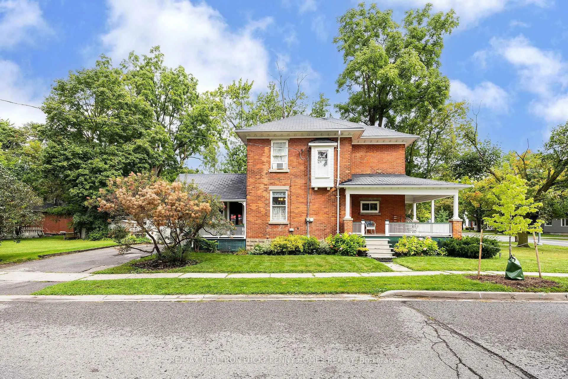 Photo 3 of 2 Pavillion Street, Markham, Unionville — HOMEH