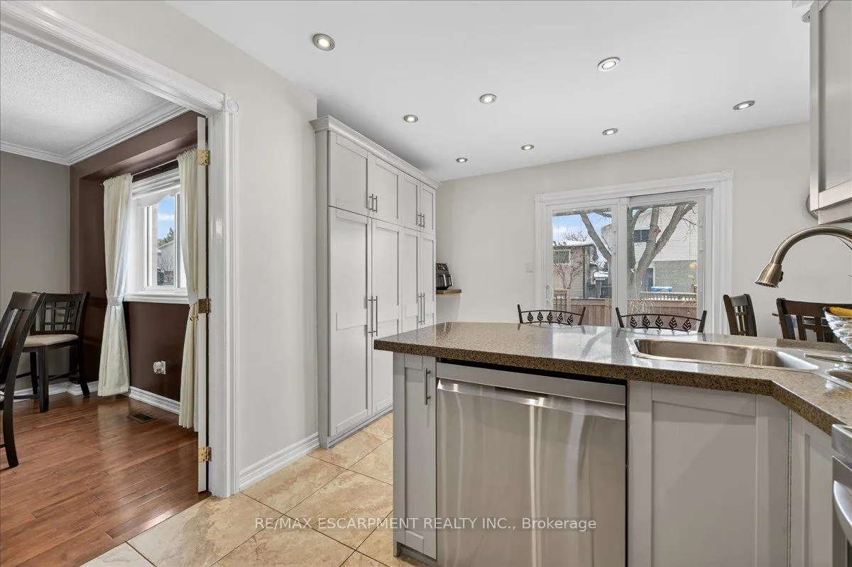 Photo 16 of 71 Royaledge Way, Hamilton, Waterdown — HOMEH