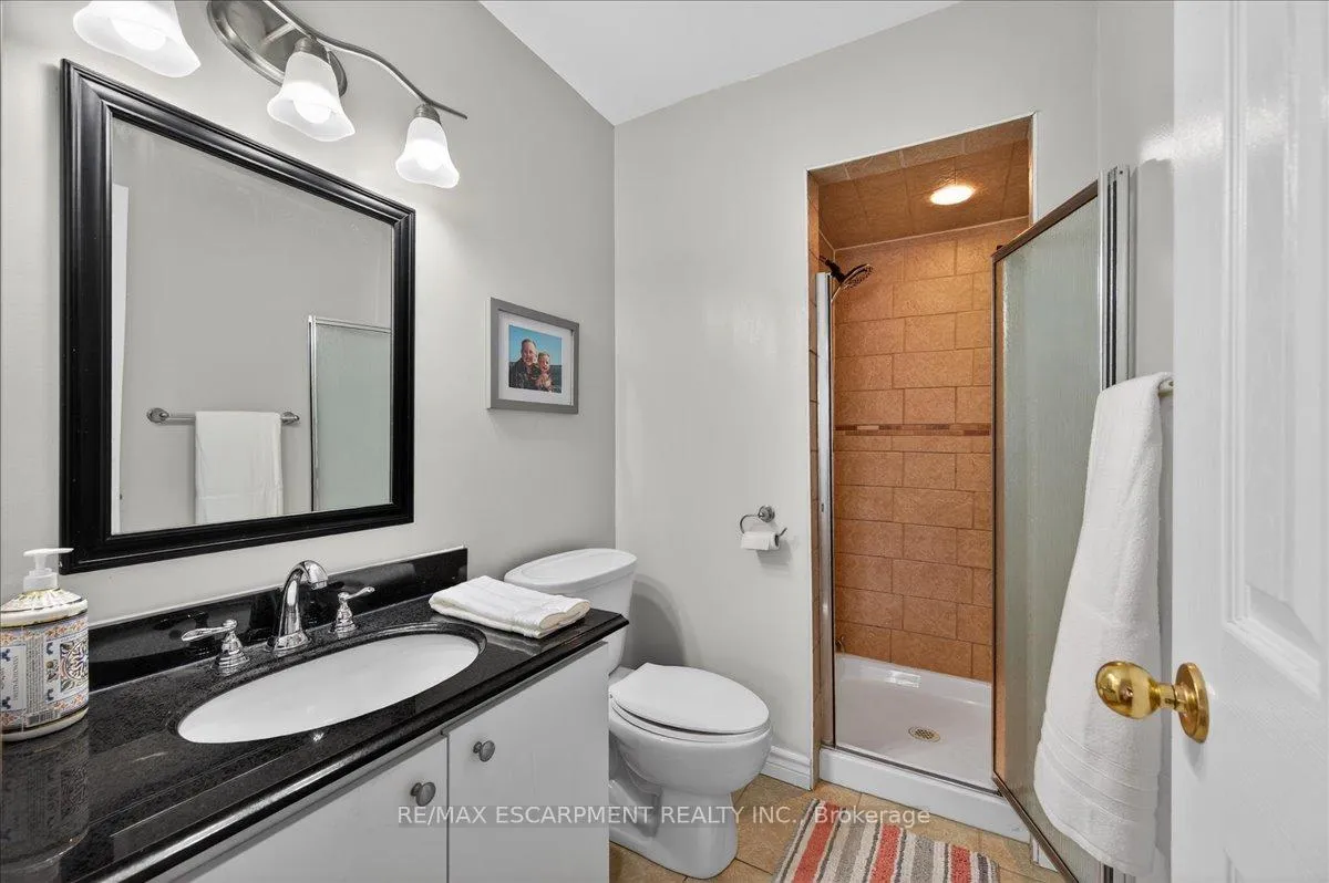 Photo 23 of 71 Royaledge Way, Hamilton, Waterdown — HOMEH