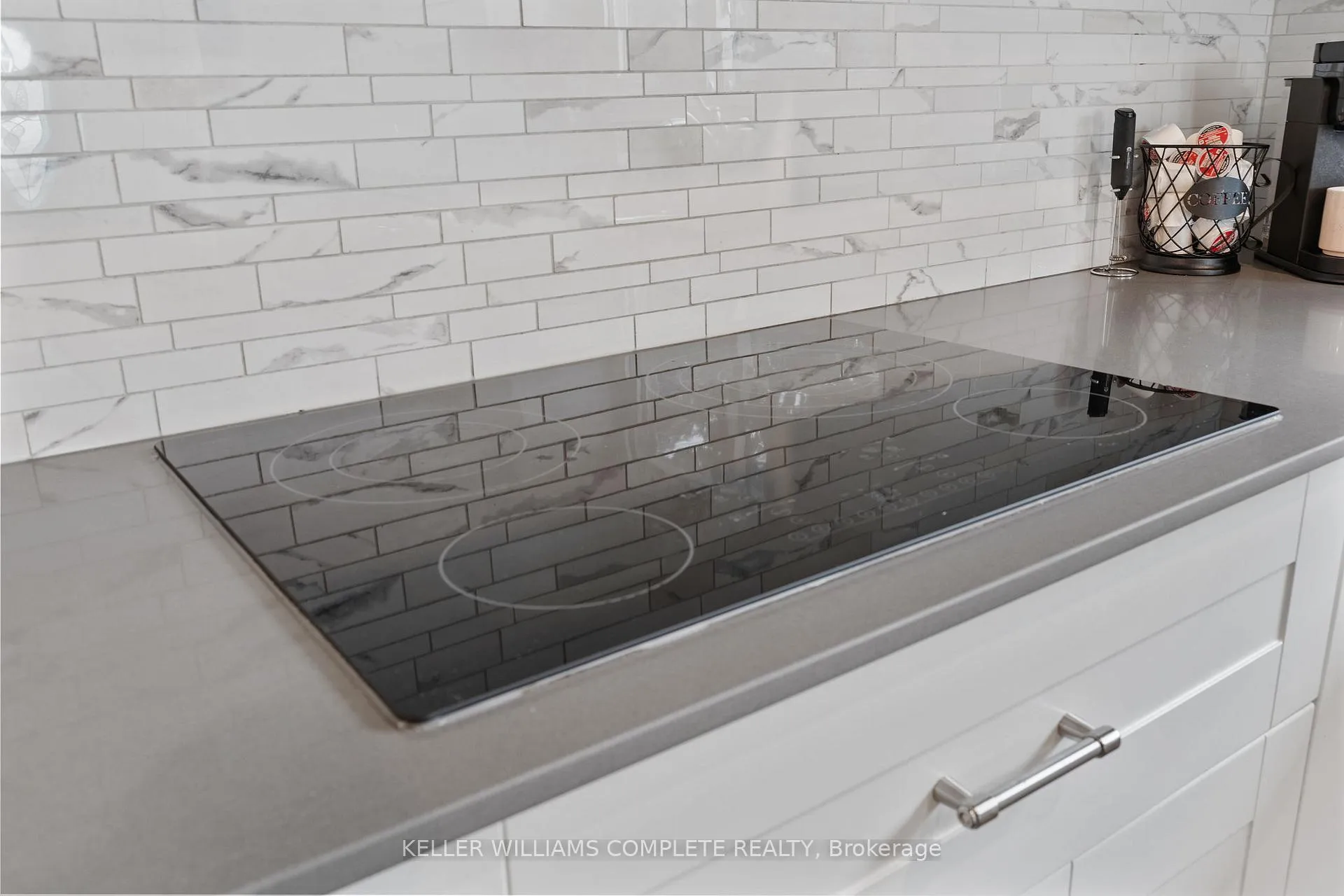Photo 17 of 423 Queen Victoria Drive, Hamilton, Quinndale — HOMEH