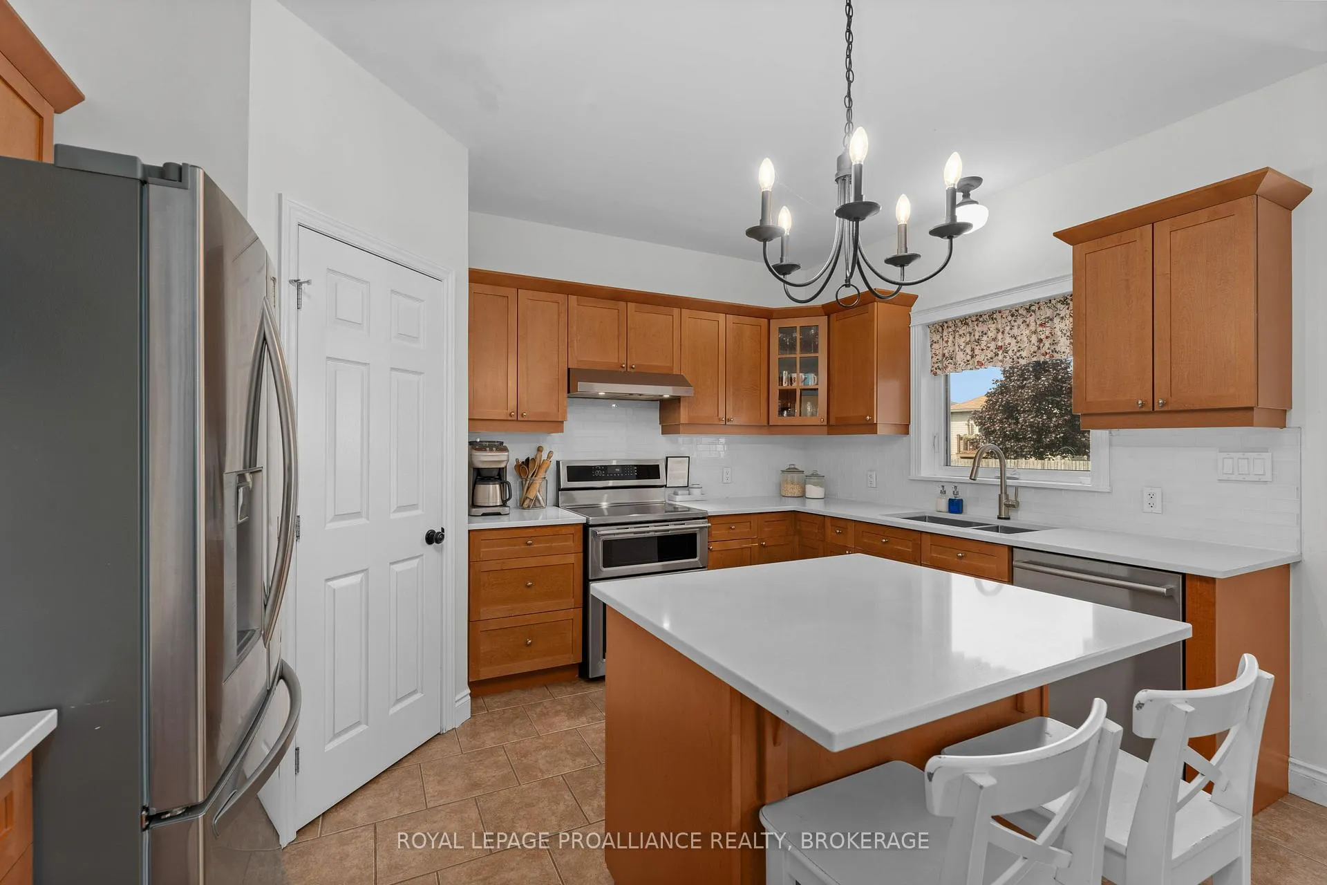 Photo 13 of 174 Speers Boulevard, Loyalist, Amherstview — HOMEH
