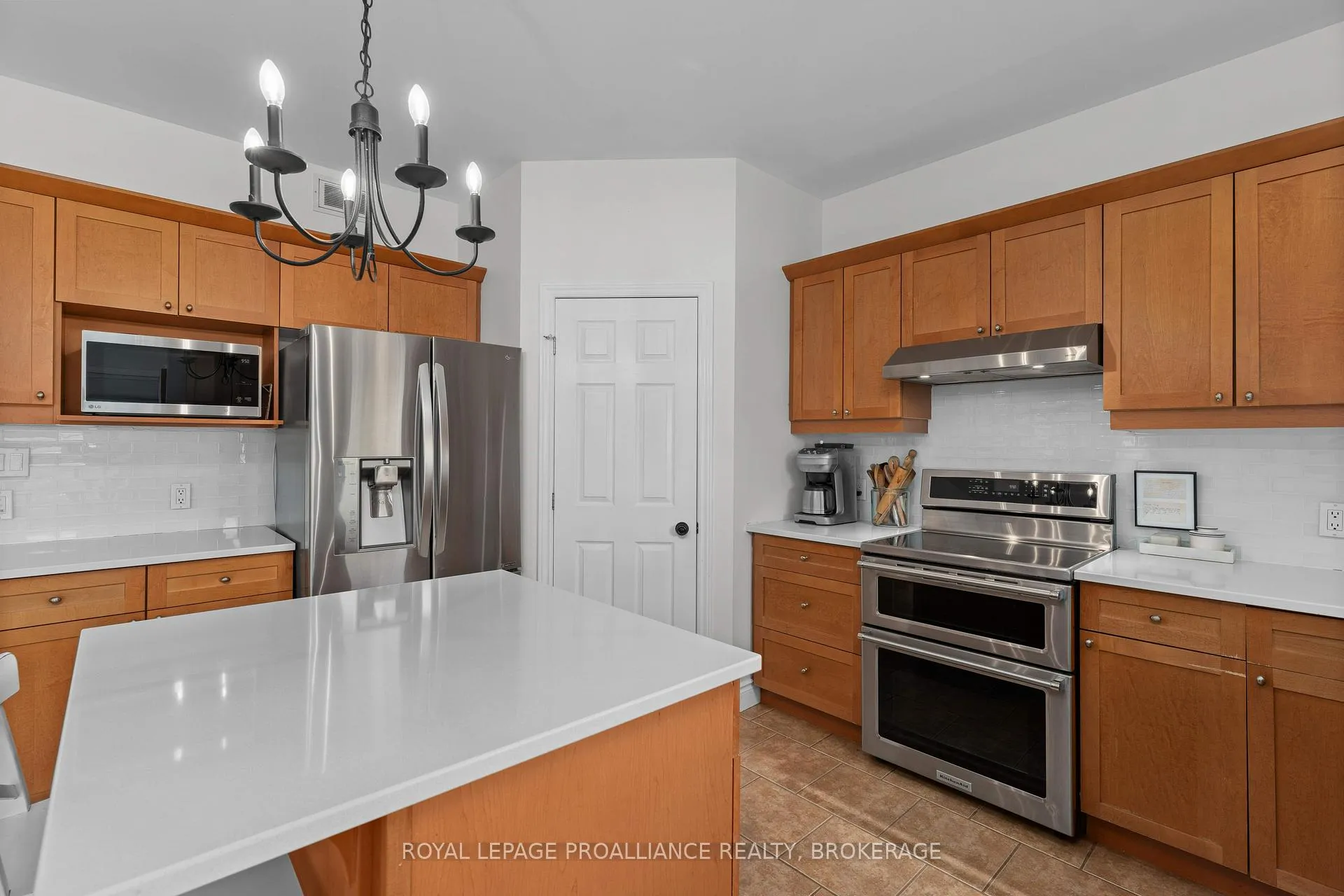 Photo 14 of 174 Speers Boulevard, Loyalist, Amherstview — HOMEH