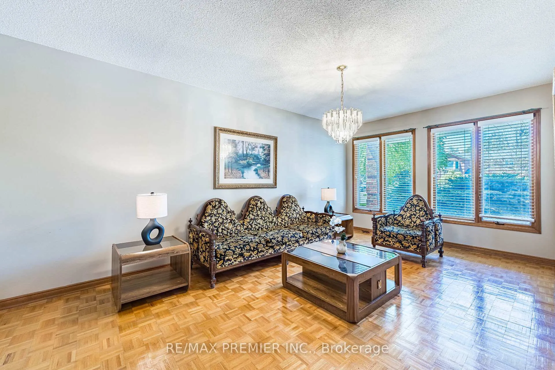 Photo 3 of 18 Mathewson Street, Vaughan, Maple — HOMEH