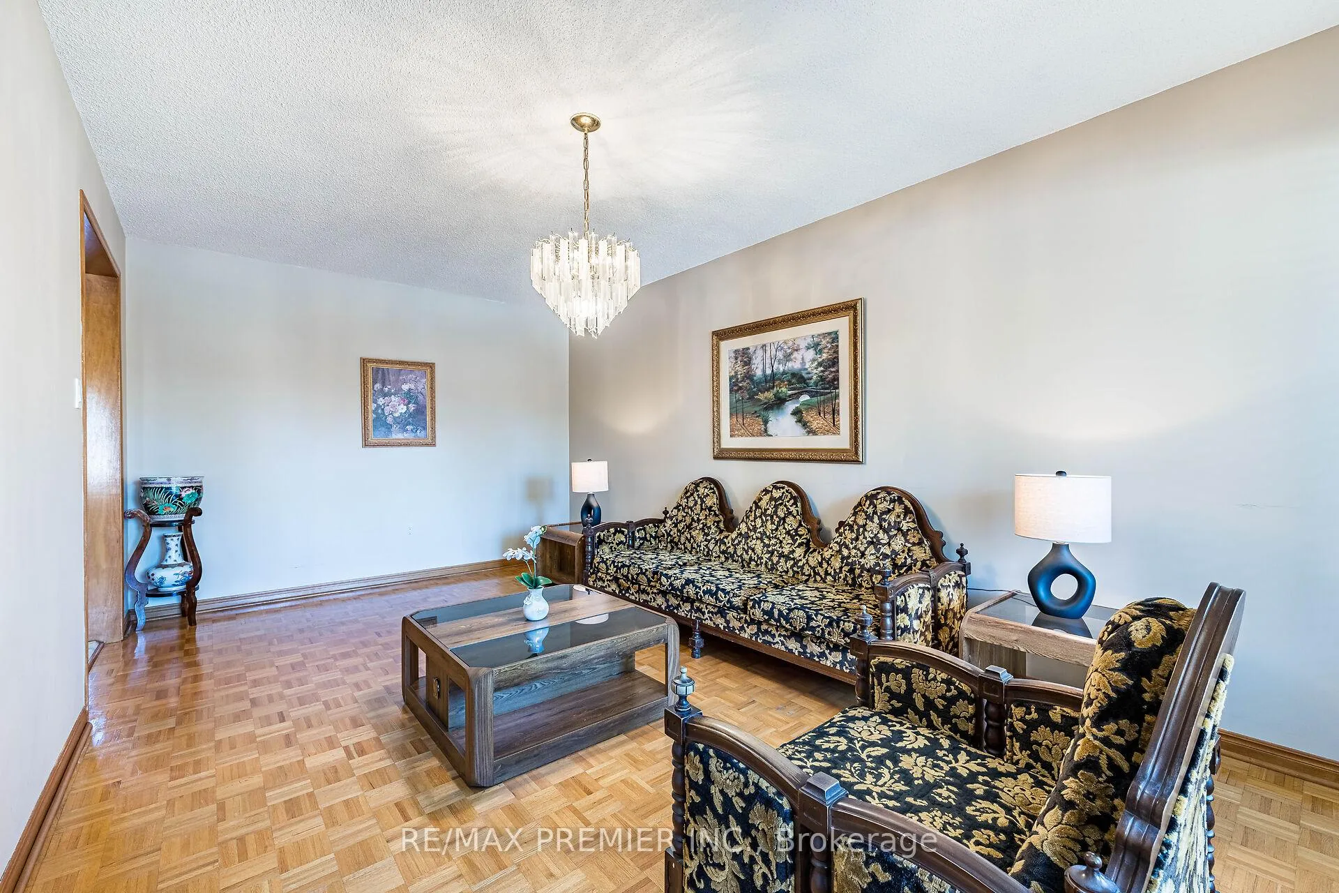 Photo 4 of 18 Mathewson Street, Vaughan, Maple — HOMEH